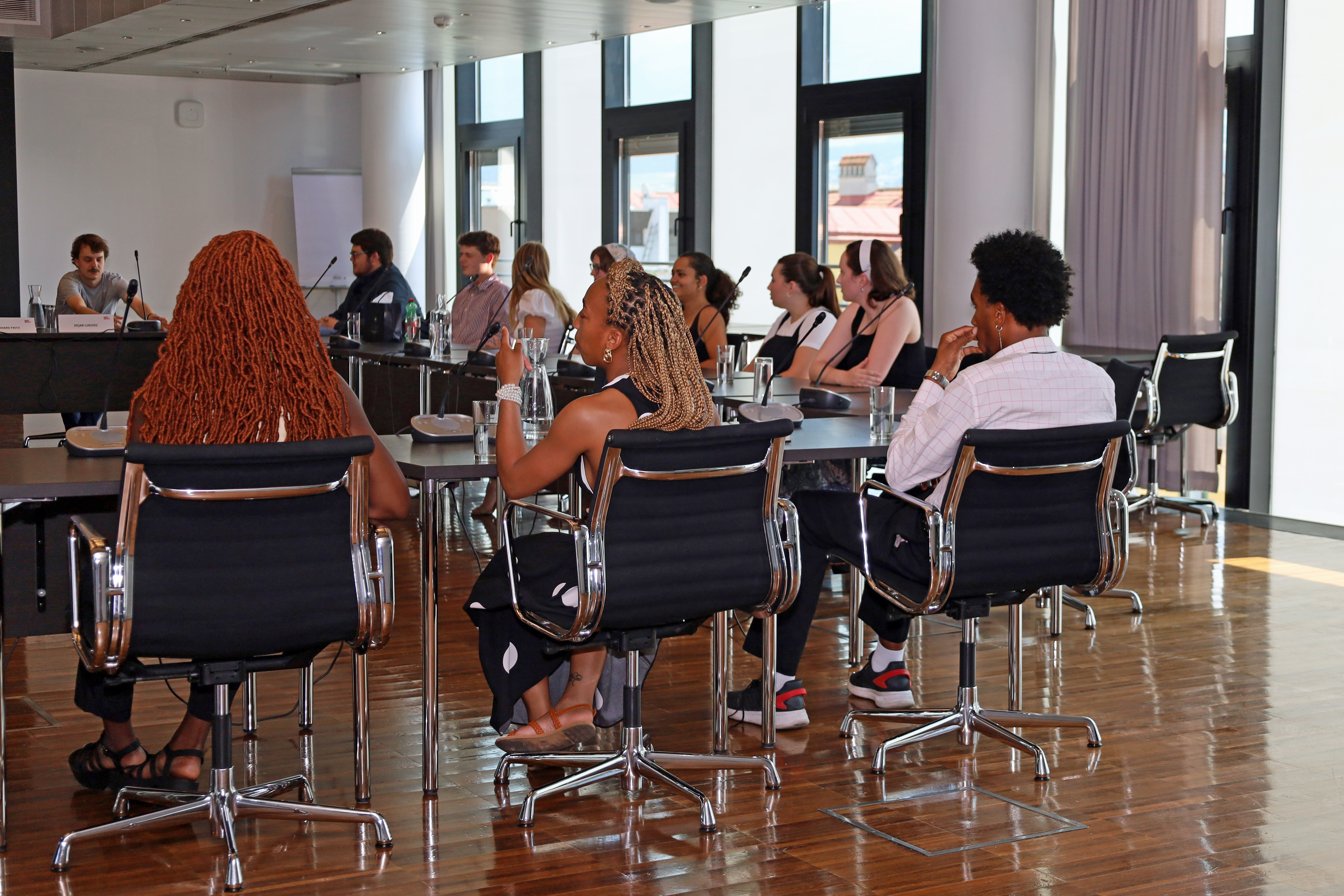 StudentInnen aus New Orleans besuchen jährlich die Stadt Innsbruck, um an der „International Summer School“ teilzunehmen, die seit 1976 in Kooperation mit der Universität stattfindet. Die ressortzuständige Stadträtin Christine Oppitz-Plörer (6.v.l.) und die GemeinderätInnen Andrea Dengg (l.), Benjamin Plach (2.v.l.), Dejan Lukovic (4.v.l.), Marcela Duftner (5.v.l.), und Gerhard Fritz (3.v.l) begrüßen die Studierenden aus der USA. Die Stadträtin Christine Oppitz-Plörer (r), und die Programmdirektorin der „UNO-Innsbruck International Summer School“ Irene Ziegler (l), gratulieren dem Studenten Carson P. Keller aus New Orleans zum Stipendium zur Teilnahme an der UNO Summer School der Tiroler Landeshauptstadt.