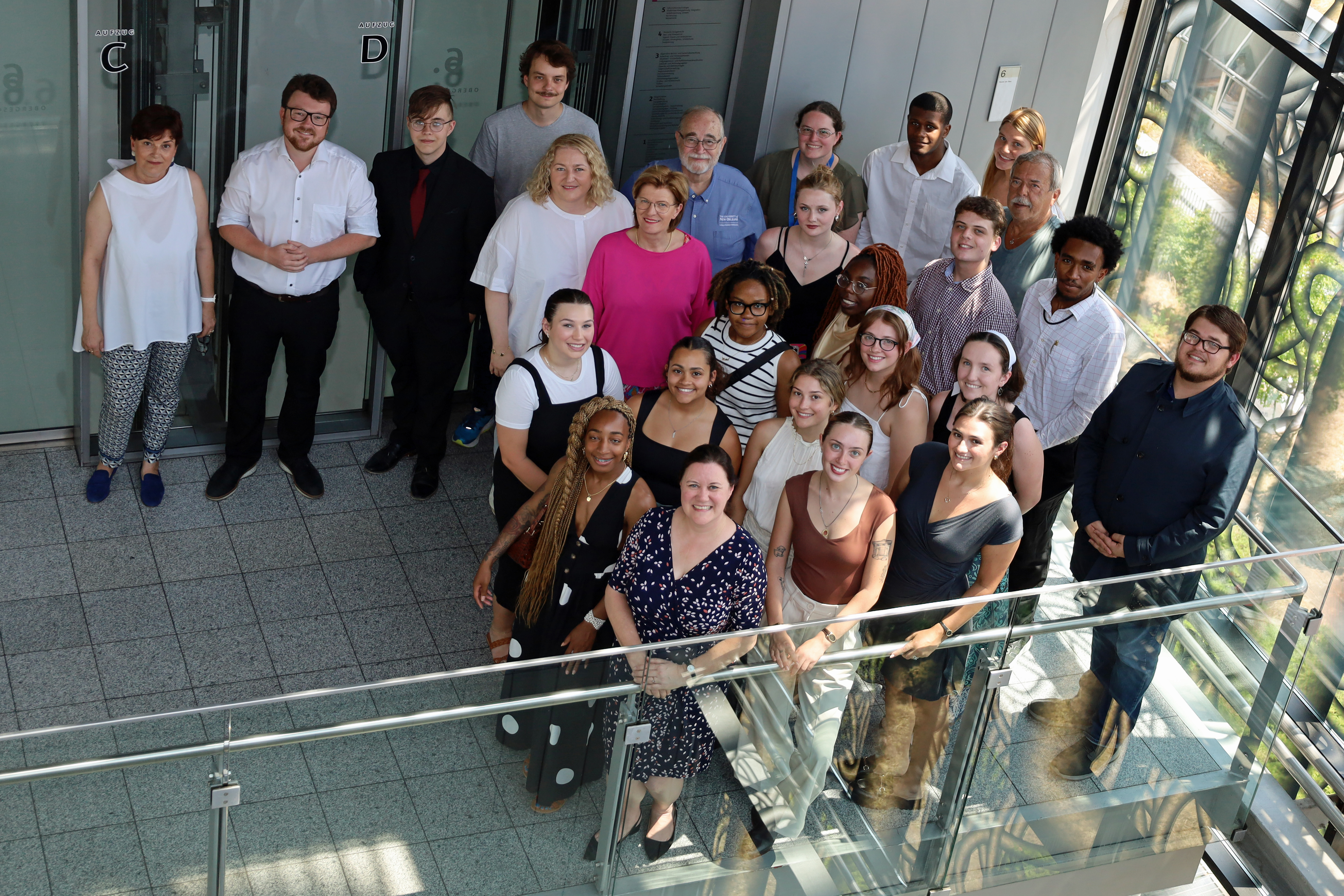 StudentInnen aus New Orleans besuchen jährlich die Stadt Innsbruck, um an der „International Summer School“ teilzunehmen, die seit 1976 in Kooperation mit der Universität stattfindet. Die ressortzuständige Stadträtin Christine Oppitz-Plörer (6.v.l.) und die GemeinderätInnen Andrea Dengg (l.), Benjamin Plach (2.v.l.), Dejan Lukovic (4.v.l.), Marcela Duftner (5.v.l.), und Gerhard Fritz (3.v.l) begrüßen die Studierenden aus der USA. Die Stadträtin Christine Oppitz-Plörer (r), und die Programmdirektorin der „UNO-Innsbruck International Summer School“ Irene Ziegler (l), gratulieren dem Studenten Carson P. Keller aus New Orleans zum Stipendium zur Teilnahme an der UNO Summer School der Tiroler Landeshauptstadt.