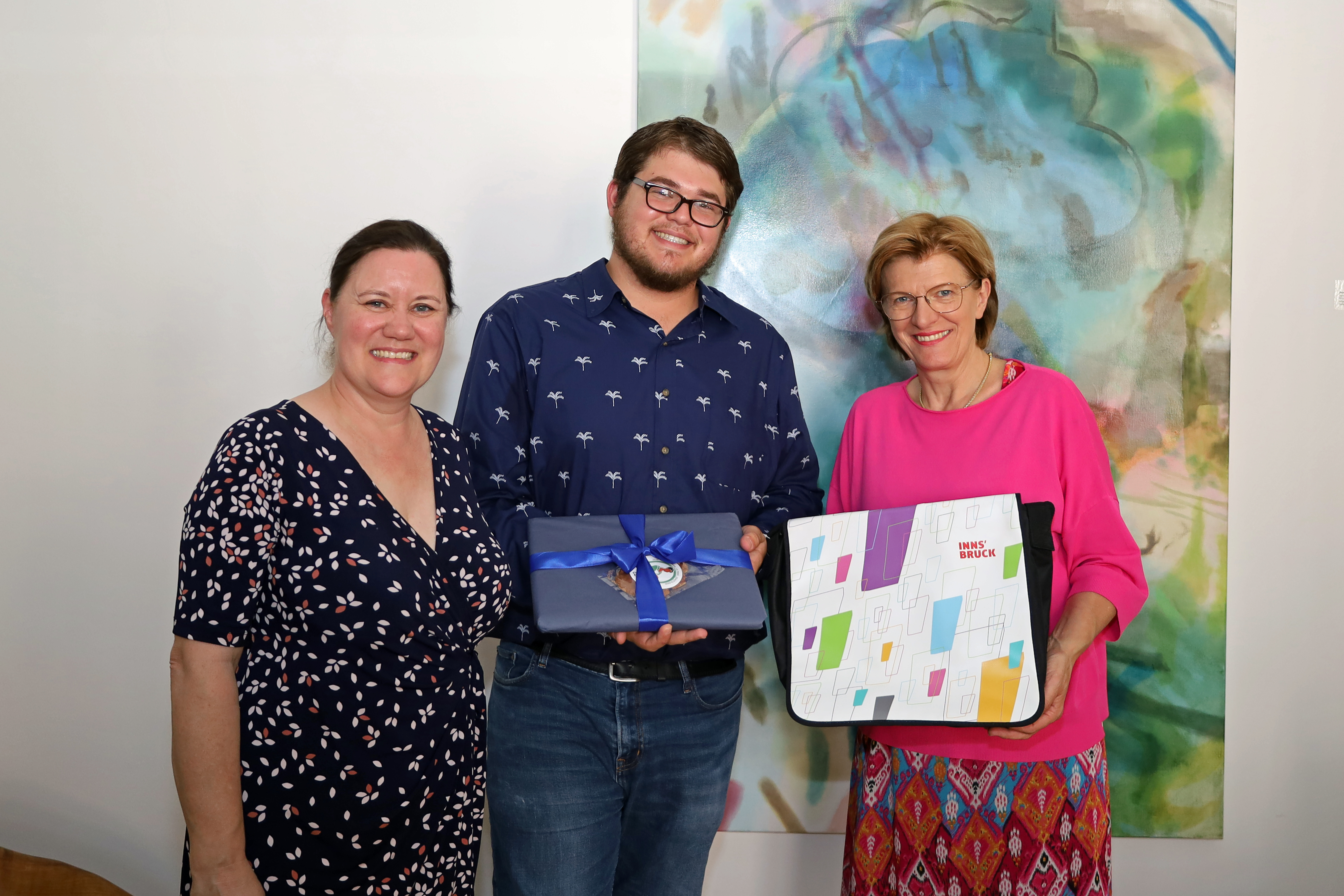 StudentInnen aus New Orleans besuchen jährlich die Stadt Innsbruck, um an der „International Summer School“ teilzunehmen, die seit 1976 in Kooperation mit der Universität stattfindet. Die ressortzuständige Stadträtin Christine Oppitz-Plörer (6.v.l.) und die GemeinderätInnen Andrea Dengg (l.), Benjamin Plach (2.v.l.), Dejan Lukovic (4.v.l.), Marcela Duftner (5.v.l.), und Gerhard Fritz (3.v.l) begrüßen die Studierenden aus der USA. Die Stadträtin Christine Oppitz-Plörer (r), und die Programmdirektorin der „UNO-Innsbruck International Summer School“ Irene Ziegler (l), gratulieren dem Studenten Carson P. Keller aus New Orleans zum Stipendium zur Teilnahme an der UNO Summer School der Tiroler Landeshauptstadt.