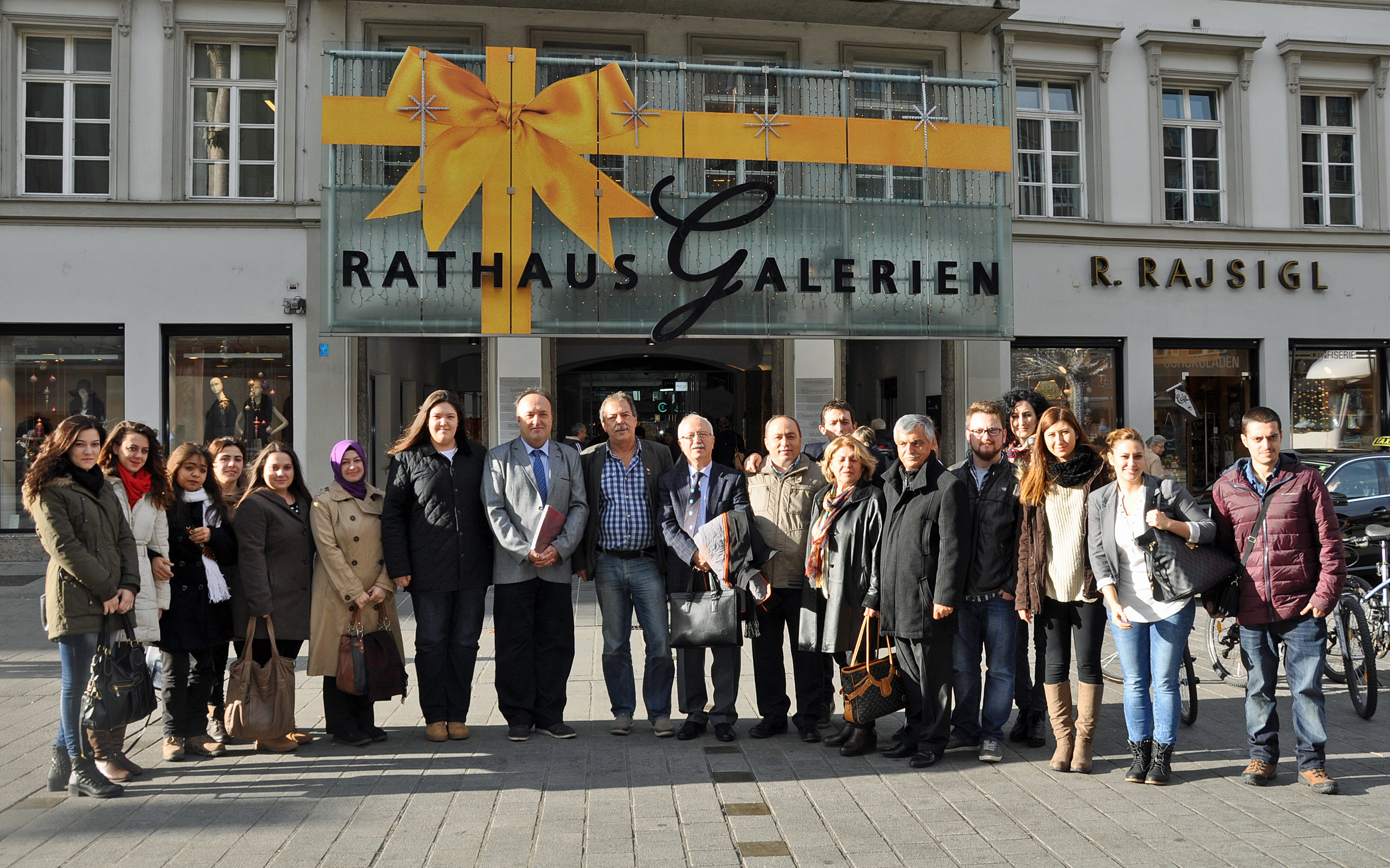 Zehn türkische Studierende, die künftig Deutsch unterrichten werden, reisten Ende November anlässlich einer Kulturwoche in die Tiroler Landeshauptstadt. Gemeinsam mit Professoren der Universität Bursa Uludağ und dem neu gegründeten Türkischen Elternverein Tirol statteten sie auch dem Innsbrucker Rathaus einen Besuch ab, wo sie von Stadtrat Mag. Gerhard Fritz empfangen wurden und über ihre Heimatstadt berichteten.