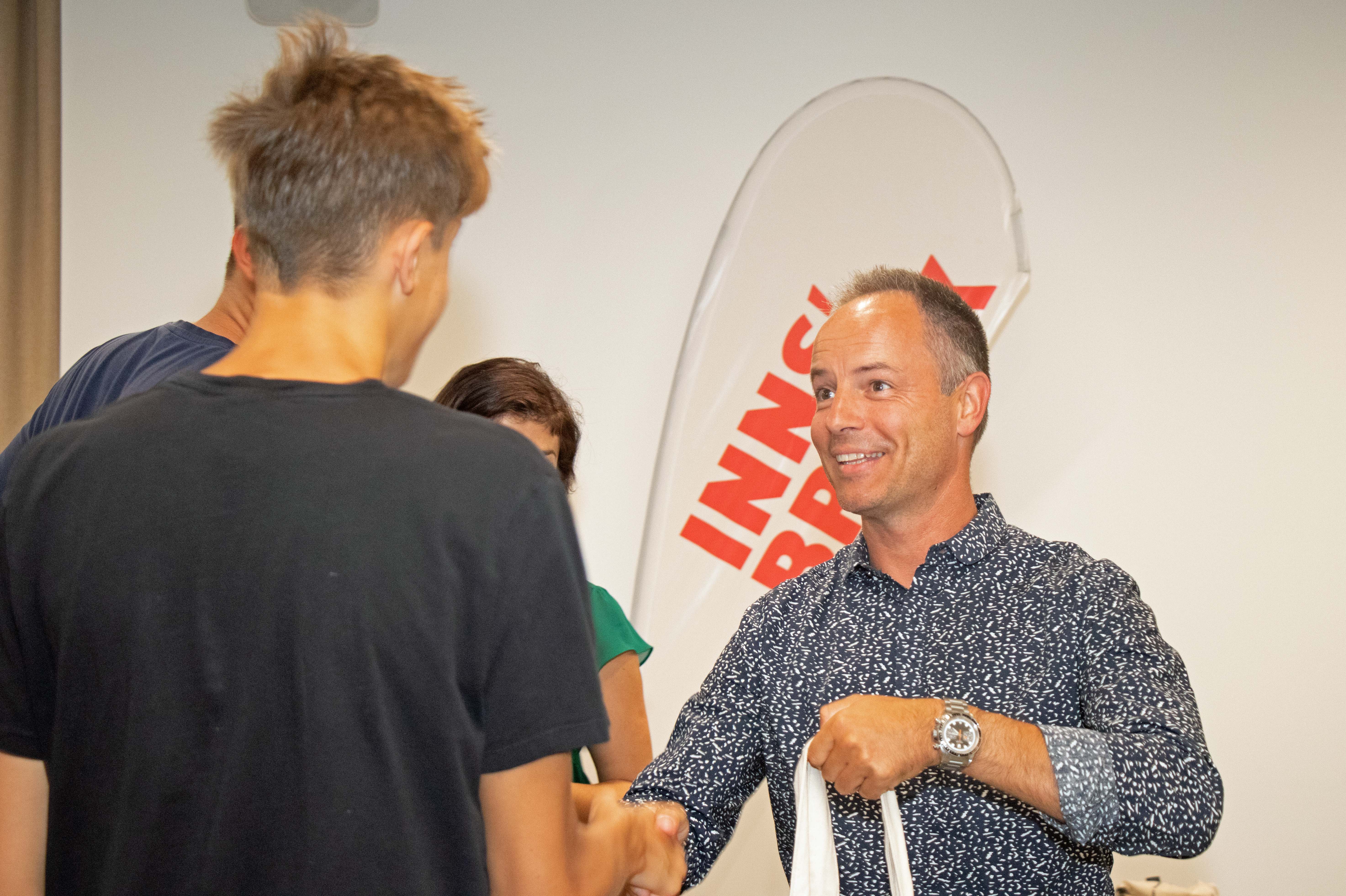 Vizebürgermeister Markus Lassenberger übergibt eine bezugsfertige Stadtwohnung.