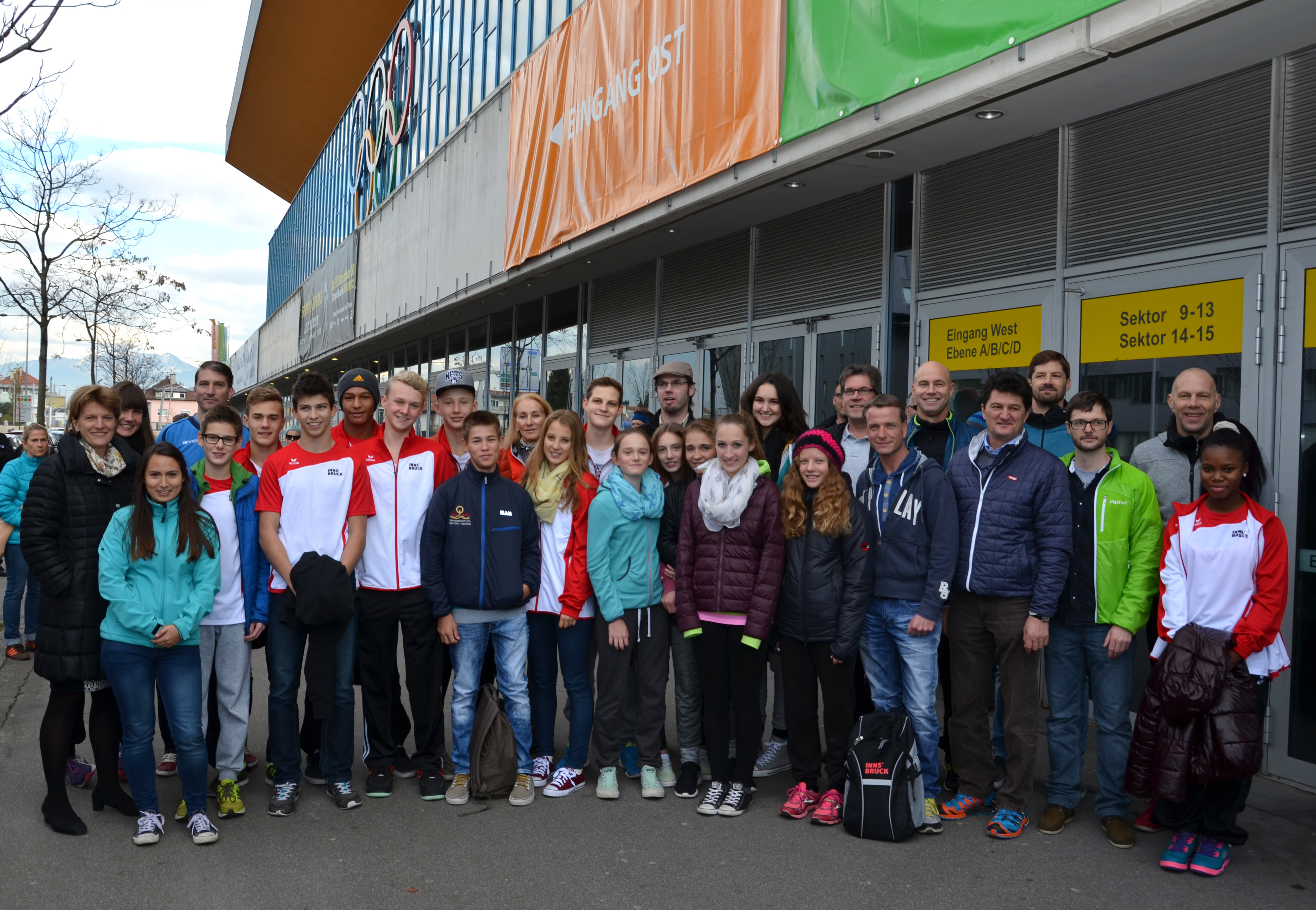 Die Gruppe junger SportlerInnen, ihre TrainerInnen, VertreterInnen des Organisationskomitees der Innsbruck 2016 International Children’s Games sowie des Innsbrucker Sportamts und Vizebürgermeister Christoph Kaufmann wurden von Bürgermeisterin Christine Oppitz-Plörer bei ihrer Abfahrt nach Australien verbschiedet.