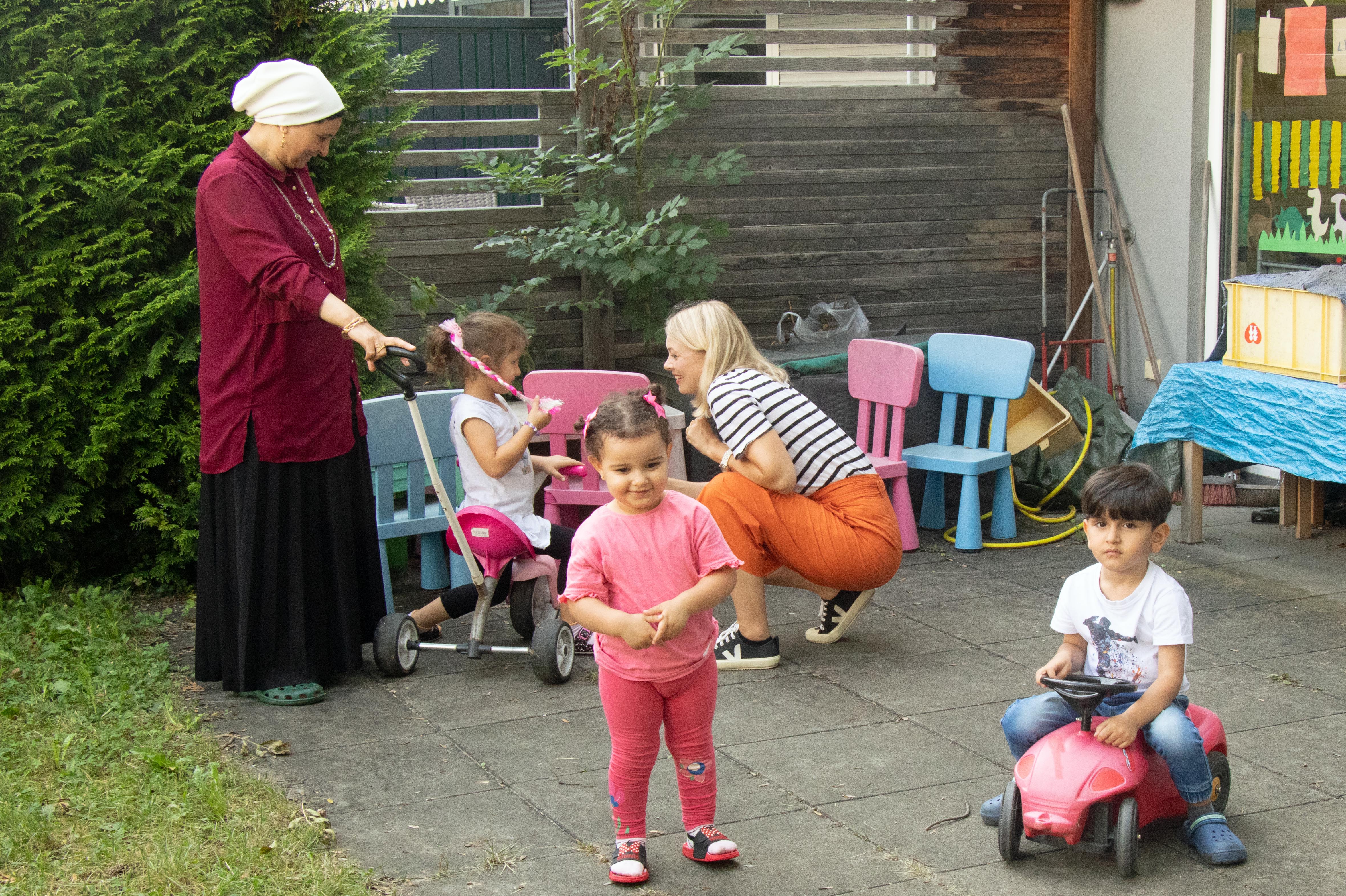 Bildungs- und Integrationsstadträtin Elisabeth Mayr mit den von den Kinderfreunden betreuten Kindern.