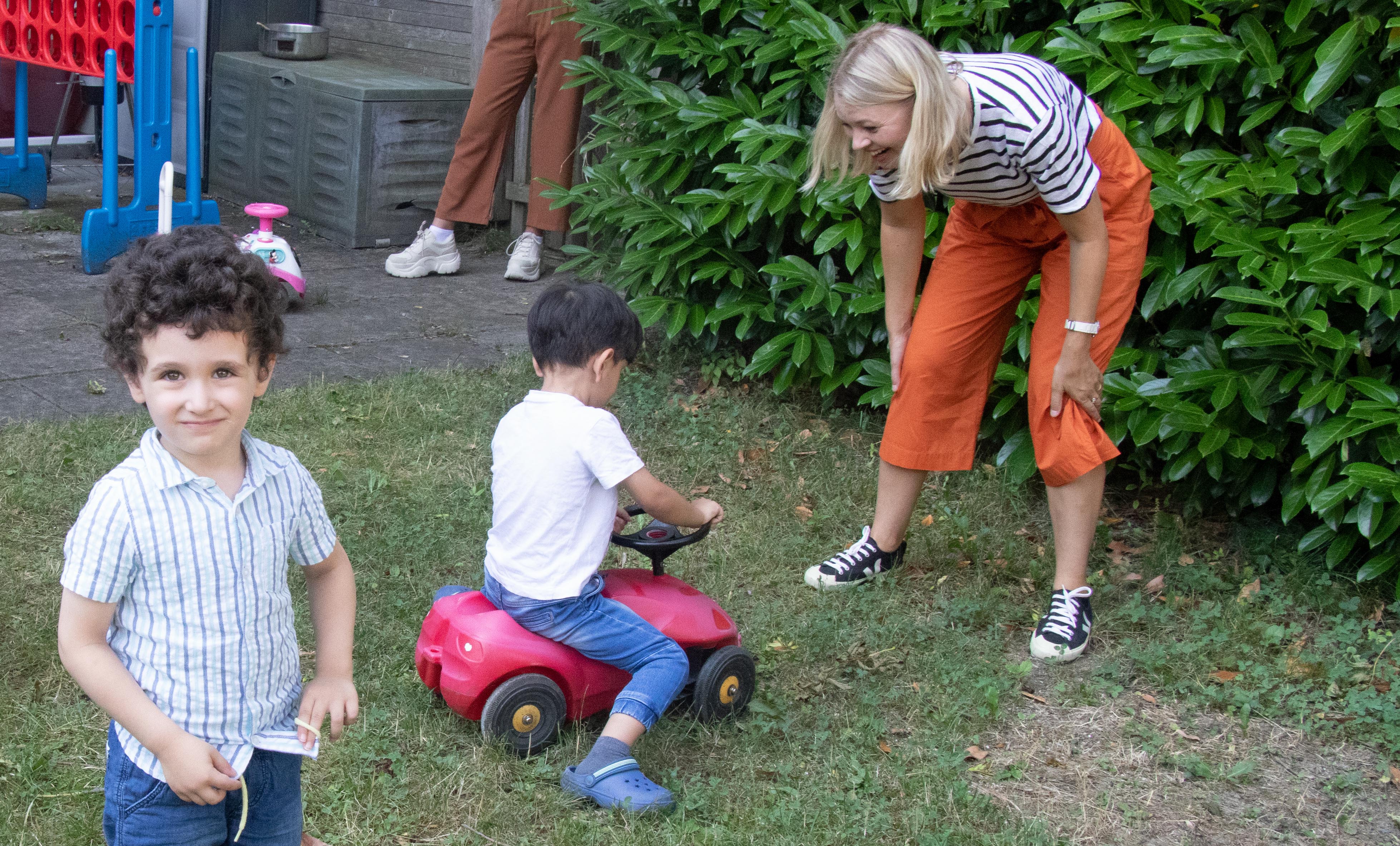 Das Angebot zur Kinderbetreuung wird von Land Tirol und Stadt Innsbruck finanziert, die Betreuung erfolgt durch die Kinderfreunde Tirol.