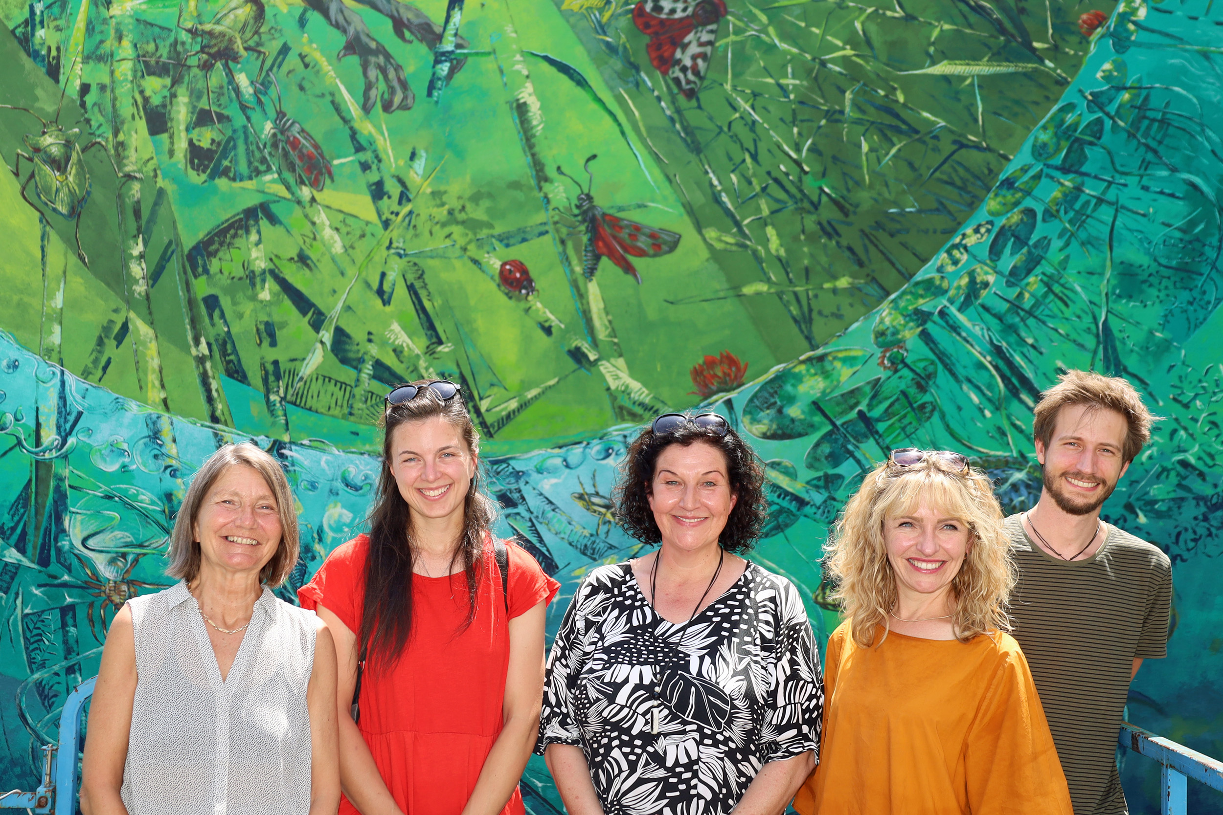 Stadträtin Uschi Schwarzl (l.) gratuliert gemeinsam mit Kulturausschussvorsitzender GRin Irene Heisz, Kulturamtsleiterin Isabelle Brandauer und Markus Margreiter (v.r., Referat Kulturentwicklung und Förderung) den PreisträgerInnen Julia Heinisch (2.v.l.) und Frederic Sontag (nicht am Bild) – alias „Video.Sckre – zu ihrem Mural.