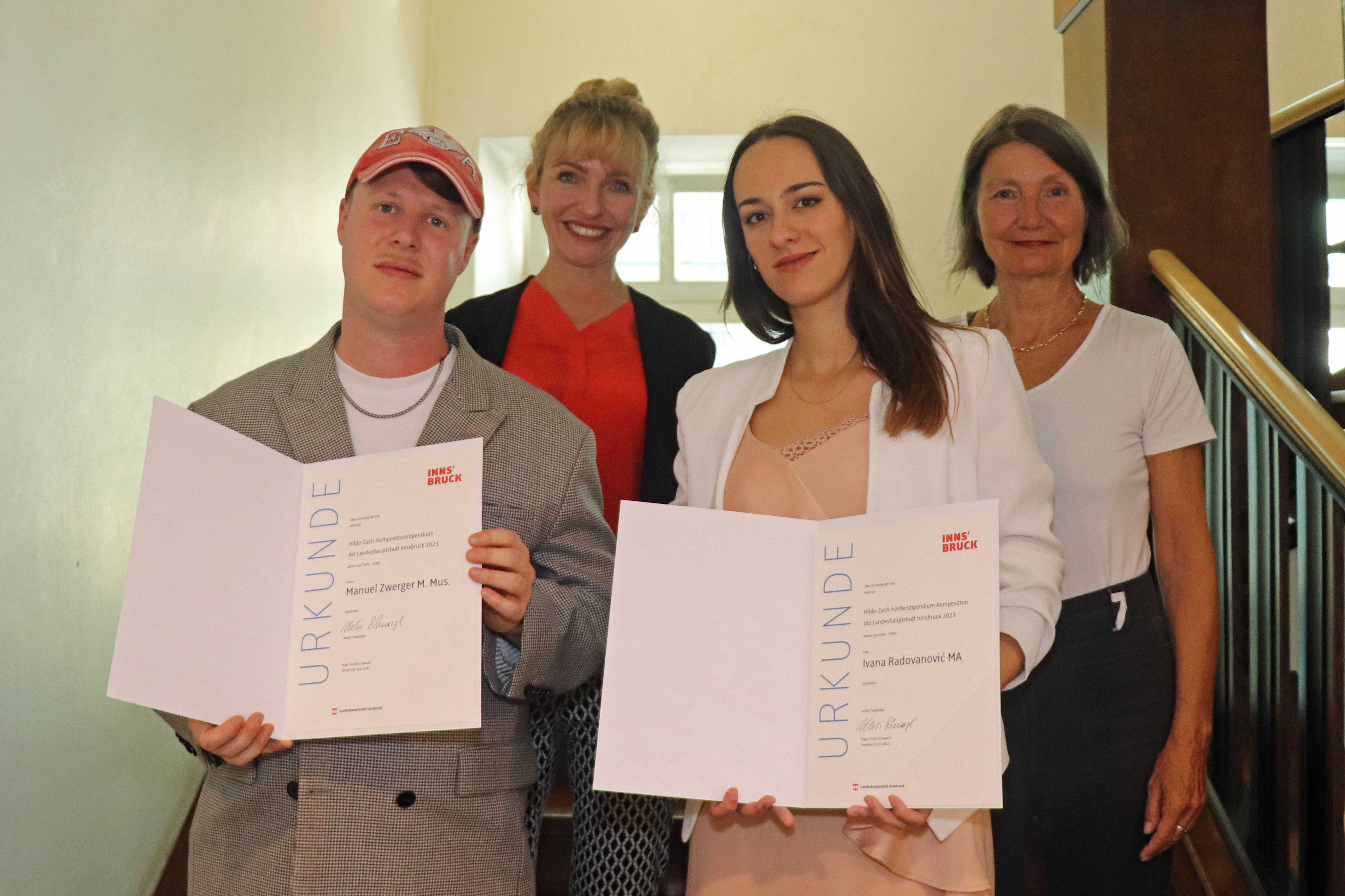 Manuel Zwerger und Ivana Radovanović erhielten das Hilde-Zach-Kompositionsstipendium 2023: Stadträtin Uschi Schwarzl (r.) und Kulturamtsleiterin Isabelle Brandauer (2. v. l.) beglückwünschten die beiden KomponistInnen.
