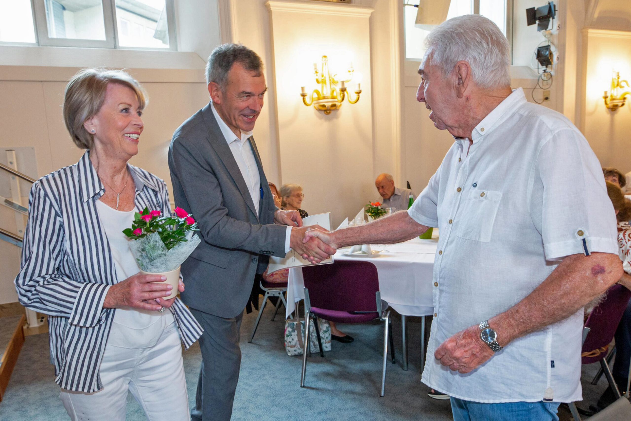 50, 60 sogar 70 Jahre verheiratet, das feiert die Stadt Innsbruck traditionell mit ihren Jubelpaaren. Zum Fest am 19. Juli im Ursulinensaal kamen 25 Paare, die im Sommer 1953, 1958, 1963 oder 1973 geheiratet haben. Der 18. Mai war 1963 ein besonders glückbringender Hochzeitstag, schließlich haben sich damals acht der Anwesenden das Ja-Wort gegeben. Für das leibliche Wohl war gesorgt, Blumenschmuck und Musik kreierten eine festliche Stimmung. Die Möglichkeit miteinander anzustoßen, gemeinsam in Erinnerungen zu schwelgen und Geschichten auszutauschen war zweifellos der Höhepunkt. Ein kleiner Rosenstock zur Erinnerung an den gelungenen Nachmittag - auch ein Symbol für eine Jahrzehnte überdauernde Liebe, begleitete die Jubilarinnen und Jubilare nach der Feier nach Hause.