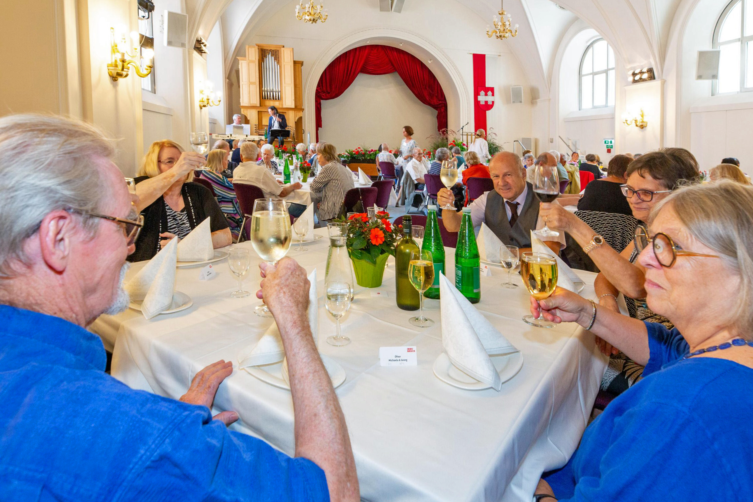 50, 60 sogar 70 Jahre verheiratet, das feiert die Stadt Innsbruck traditionell mit ihren Jubelpaaren. Zum Fest am 19. Juli im Ursulinensaal kamen 25 Paare, die im Sommer 1953, 1958, 1963 oder 1973 geheiratet haben. Der 18. Mai war 1963 ein besonders glückbringender Hochzeitstag, schließlich haben sich damals acht der Anwesenden das Ja-Wort gegeben. Für das leibliche Wohl war gesorgt, Blumenschmuck und Musik kreierten eine festliche Stimmung. Die Möglichkeit miteinander anzustoßen, gemeinsam in Erinnerungen zu schwelgen und Geschichten auszutauschen war zweifellos der Höhepunkt. Ein kleiner Rosenstock zur Erinnerung an den gelungenen Nachmittag - auch ein Symbol für eine Jahrzehnte überdauernde Liebe, begleitete die Jubilarinnen und Jubilare nach der Feier nach Hause.