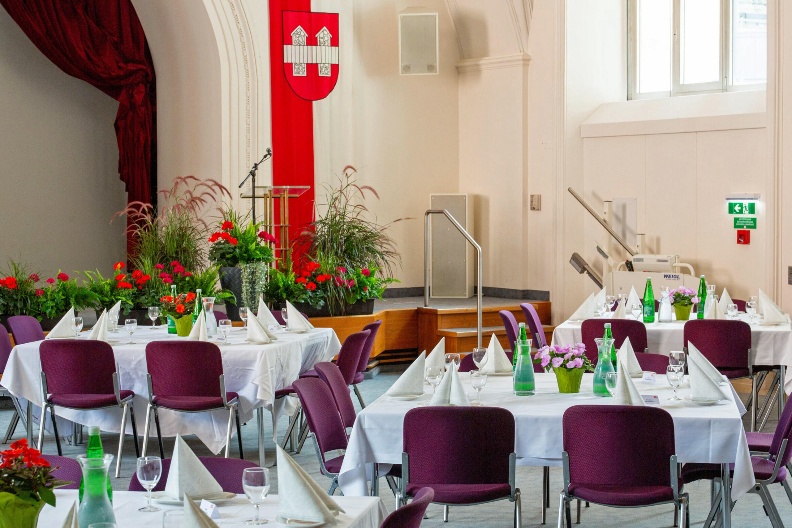 50, 60 sogar 70 Jahre verheiratet, das feiert die Stadt Innsbruck traditionell mit ihren Jubelpaaren. Zum Fest am 19. Juli im Ursulinensaal kamen 25 Paare, die im Sommer 1953, 1958, 1963 oder 1973 geheiratet haben. Der 18. Mai war 1963 ein besonders glückbringender Hochzeitstag, schließlich haben sich damals acht der Anwesenden das Ja-Wort gegeben. Für das leibliche Wohl war gesorgt, Blumenschmuck und Musik kreierten eine festliche Stimmung. Die Möglichkeit miteinander anzustoßen, gemeinsam in Erinnerungen zu schwelgen und Geschichten auszutauschen war zweifellos der Höhepunkt. Ein kleiner Rosenstock zur Erinnerung an den gelungenen Nachmittag - auch ein Symbol für eine Jahrzehnte überdauernde Liebe, begleitete die Jubilarinnen und Jubilare nach der Feier nach Hause.