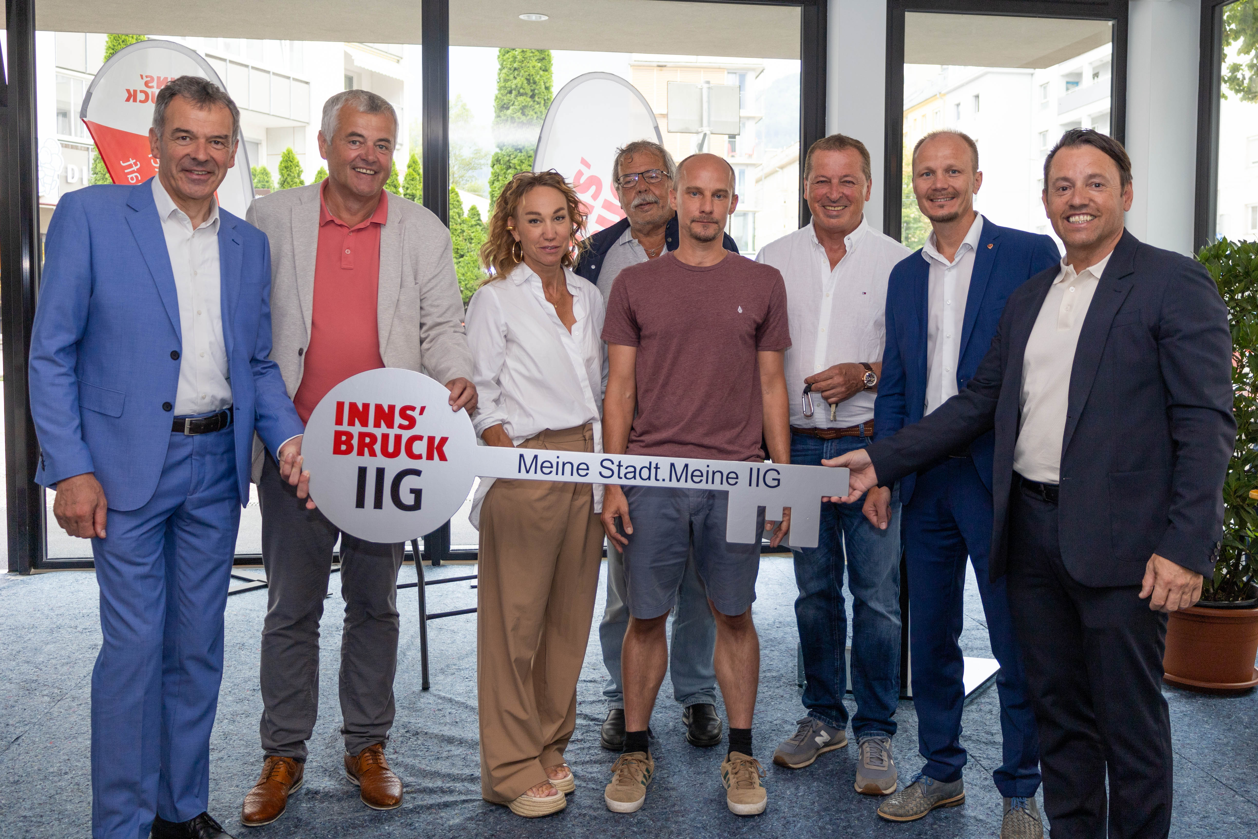 Das neue Wohngebäude wird im Erdgeschoß durch ein Jugendzentrum der ISD belebt: (v. l. n. r.) Bürgermeister Georg Willi, ISD-Geschäftsführer Hubert Innerebner, Noemie Ruth Händler-Stabauer (Jugendzentren, ISD), Gemeinderat Gerhard Fritz, Philipp Mayr (Jugendzentrum Pradl), Gemeinderat Helmut Buchacher, Vizebürgermeister Johannes Anzengruber und IIG-Geschäftsführer Franz Danler.