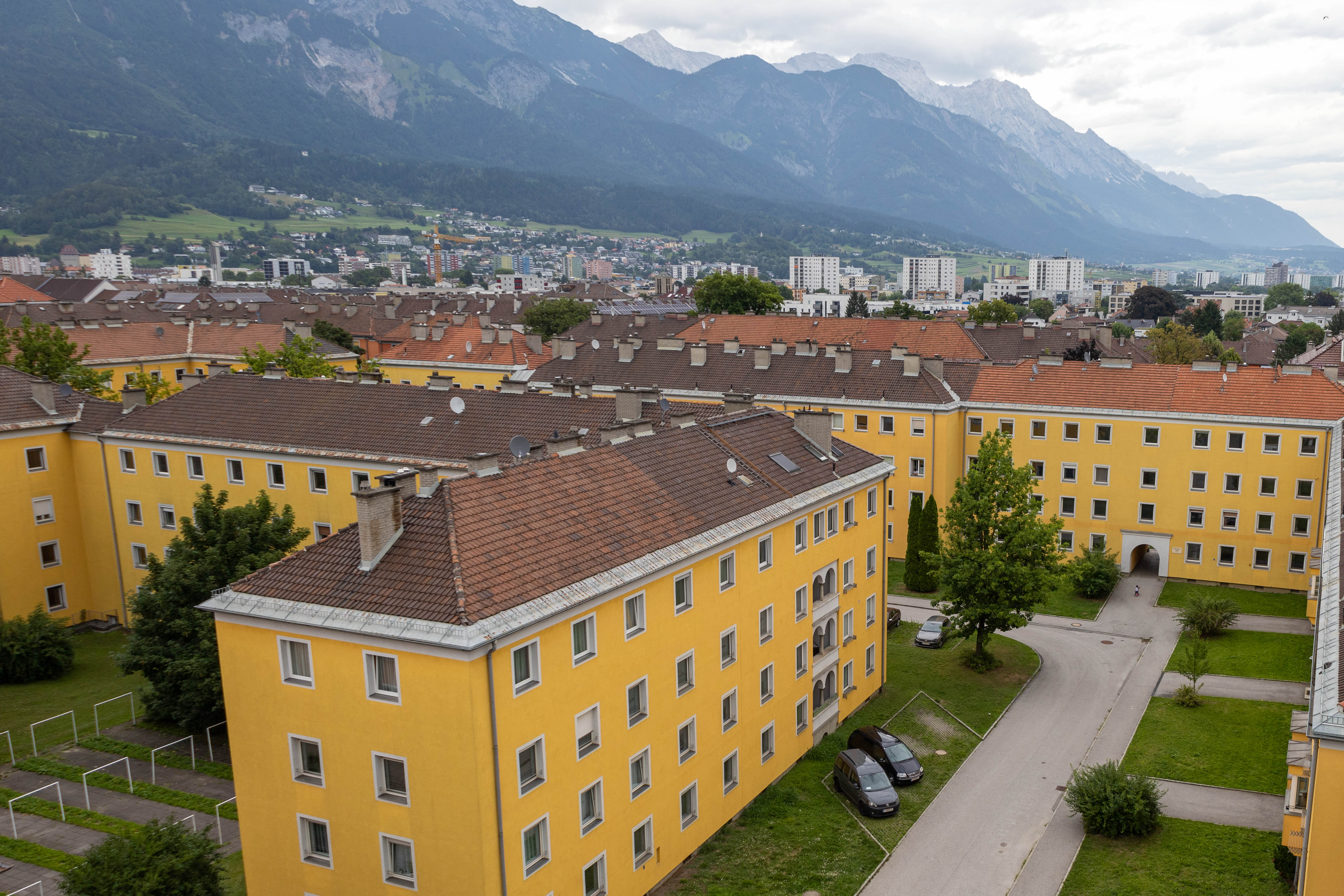 Im Endausbau entstehen 530 Wohnungen, davon 140 Wohnungen im verbleibenden Bestand und 390 Neubauwohnungen. Der äußere Eichhof entlang der Langstraße im Osten und der Gumppstraße im Norden wird vollständig erhalten.