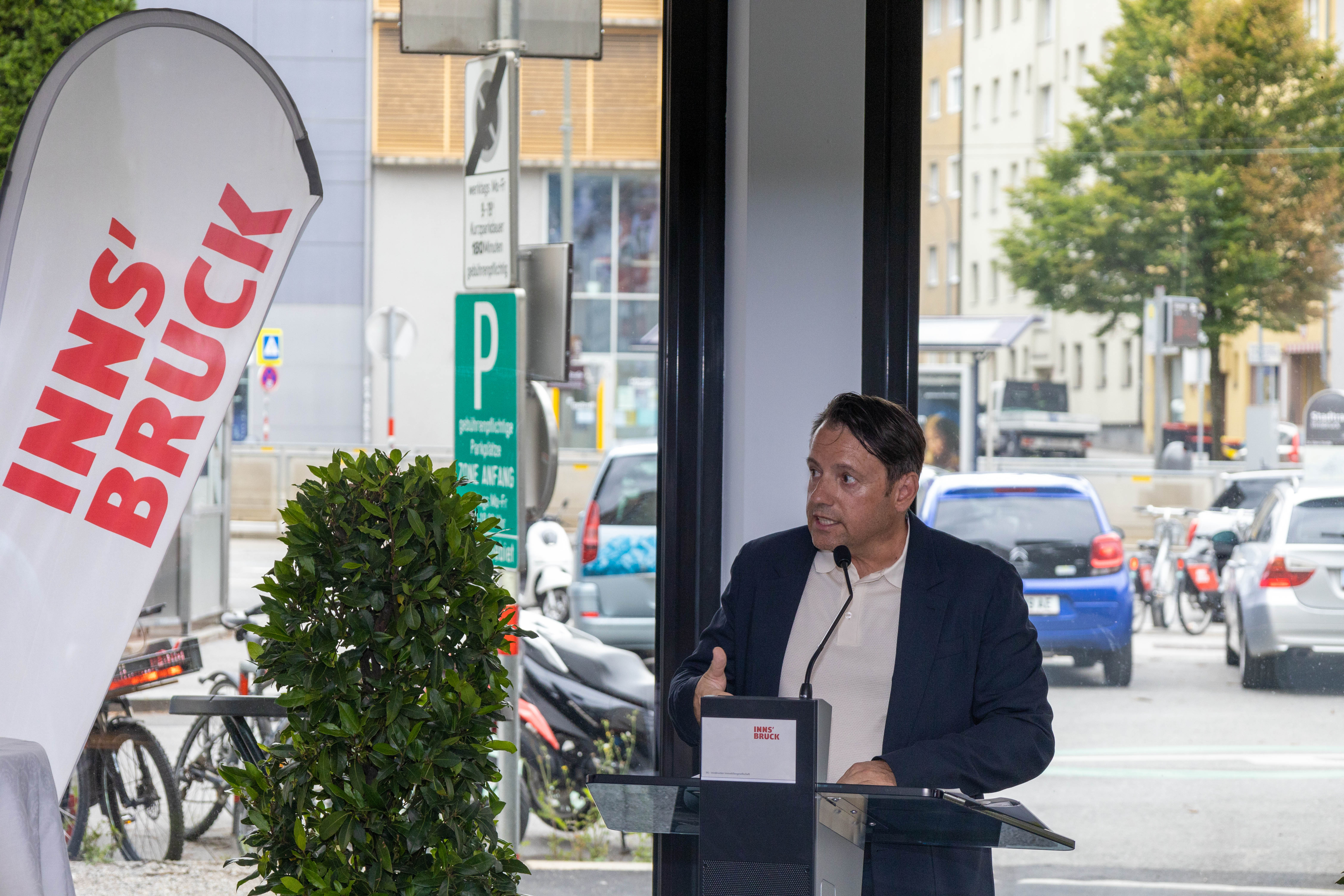 IIG-Geschäftsführer Franz Danler präsentierte die bautechnischen Details des neuen Wohngebäudes am Eichhof.