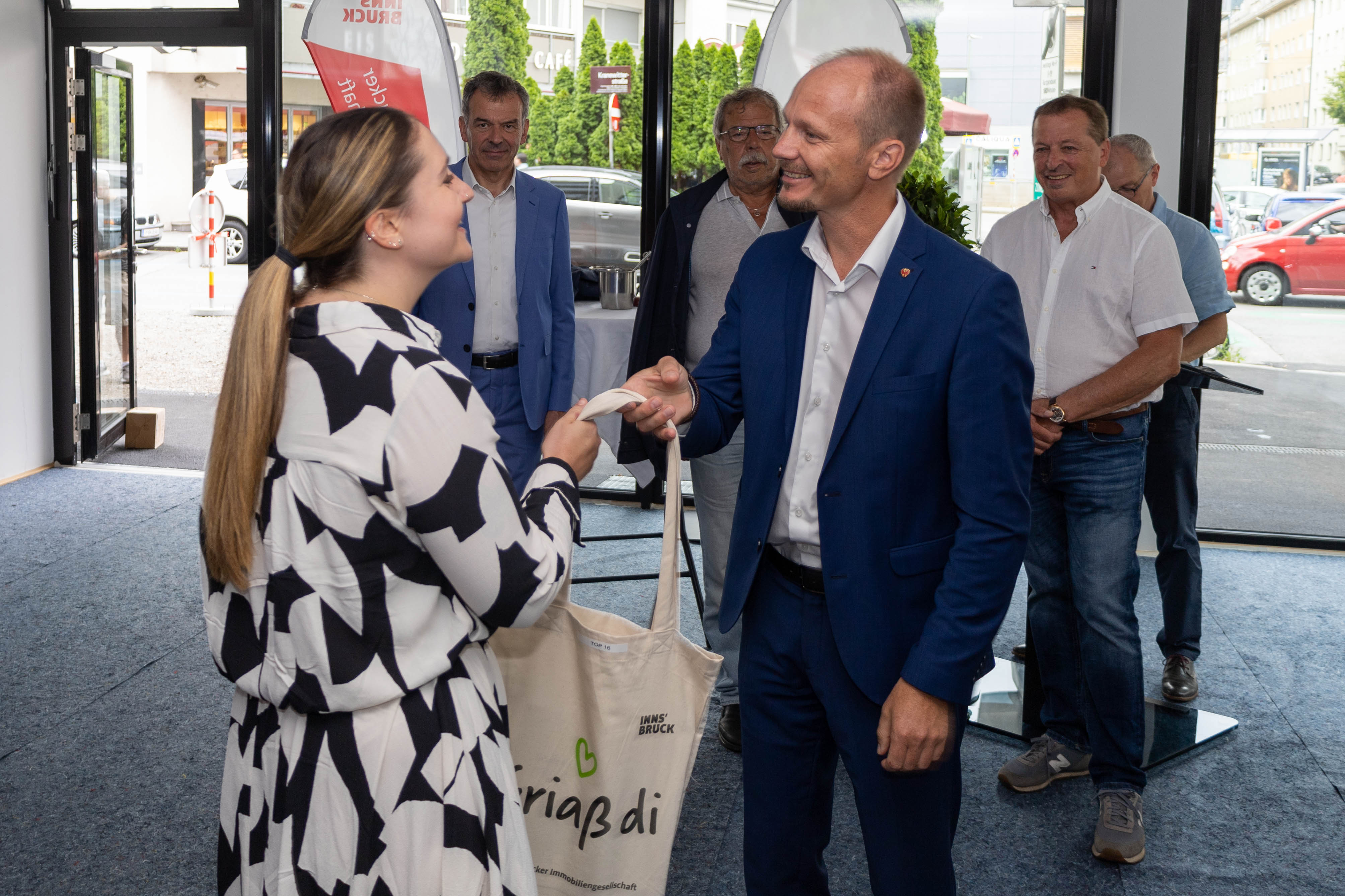 Vizebürgermeister Johannes Anzengruber überreichte einer neuen Bewohnerin ihren Wohnungsschlüssel.