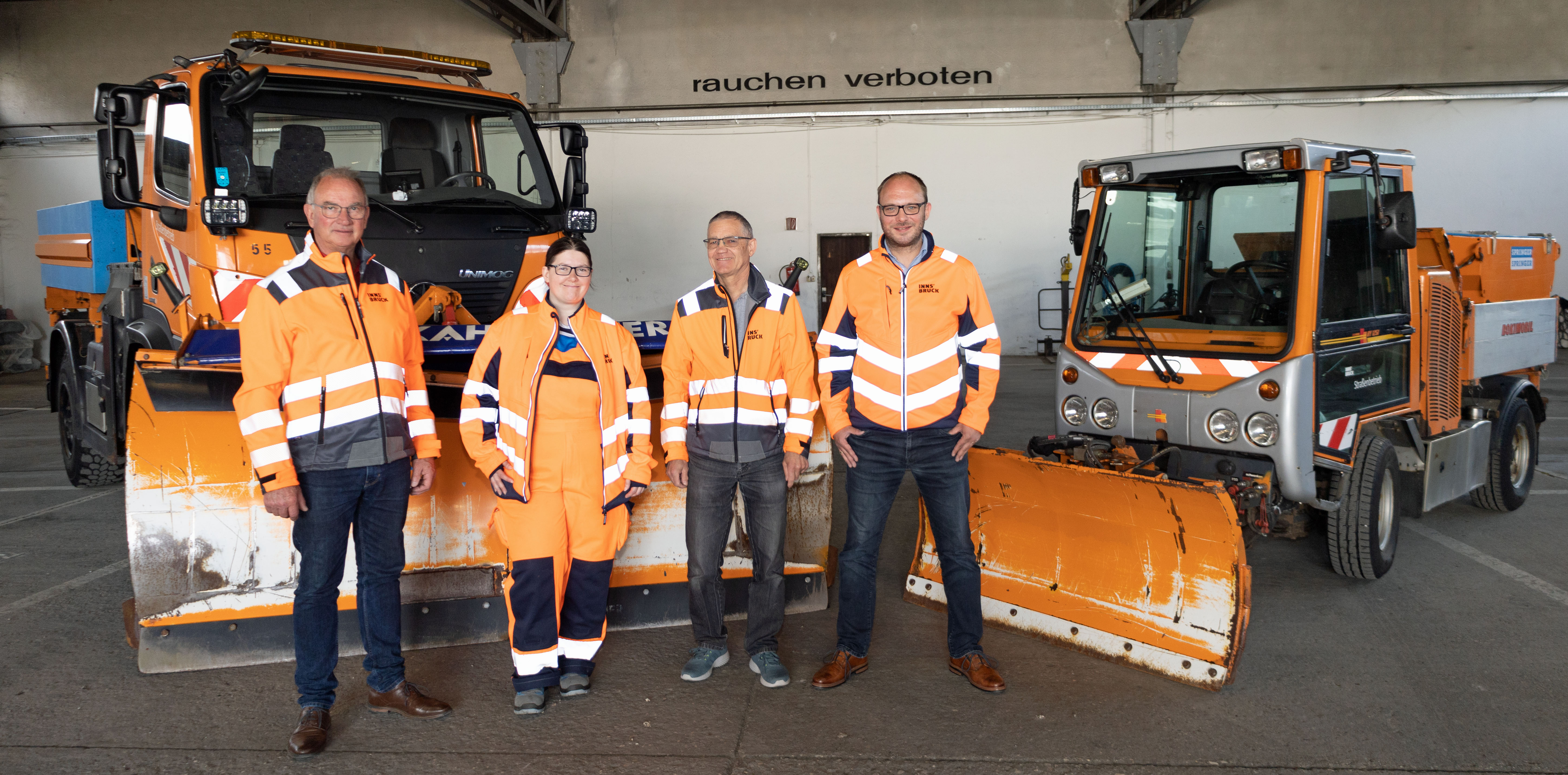 Amtsleiter Peter Hölzl, Straßenreinigerin Barbara Reinalter, Straßenmeister Siegfried Flörl und Referent Christoph Gruber (Bauhöfe) arbeiten im Innsbrucker Straßenbetrieb