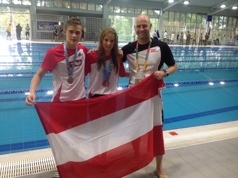 Romuald Niescher (Amtsvorstand Sportförderung und Sportstättenentwicklung) freut sich mit den beiden MedaillengewinnerInnen Lena Opatril und Xaver Gschwentner.