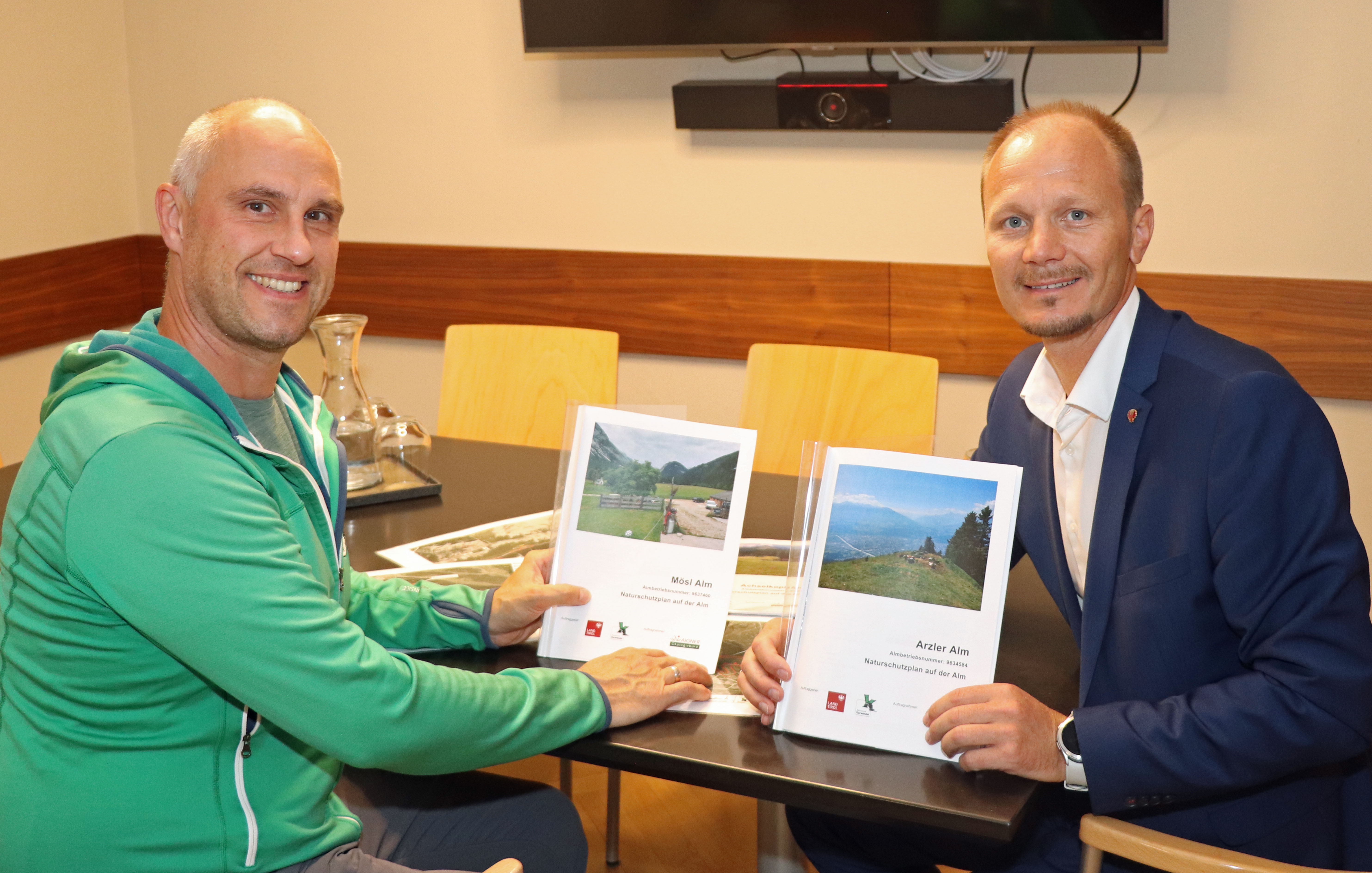 Ein Projekt mit Vorbildwirkung: Der „Naturschutzplan Alm“ wurde in Zusammenarbeit von Naturpark Karwendel sowie den städtischen AlmpächterInnen erarbeitet. Vizebürgermeister Johannes Anzengruber und Anton Heufelder (Geschäftsführer des Naturparks Karwendel, li.) freuen sich auf die Umsetzung bis 2025.