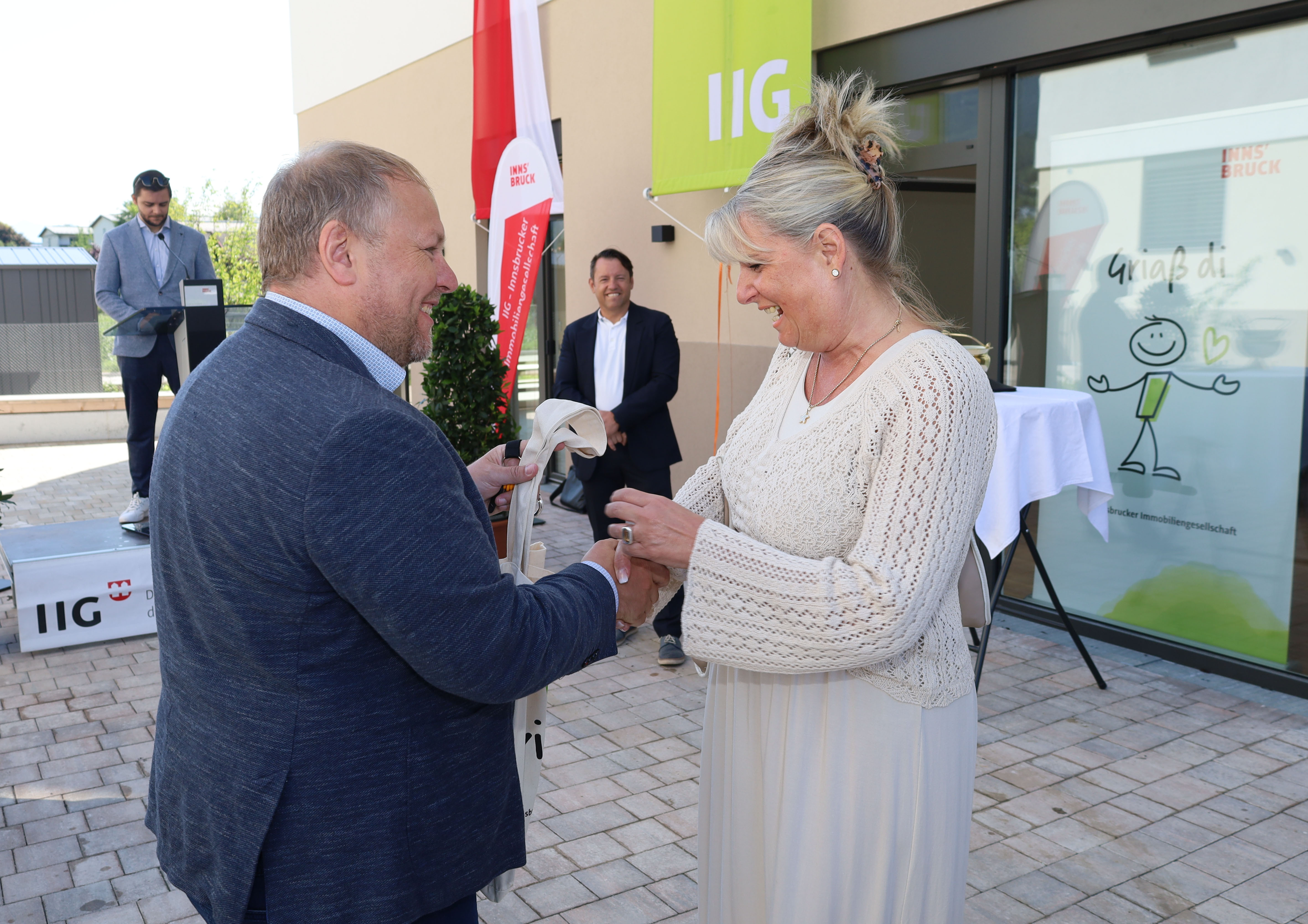 Gemeinderat Lucas Krackl bei der Schlüsselübergabe.