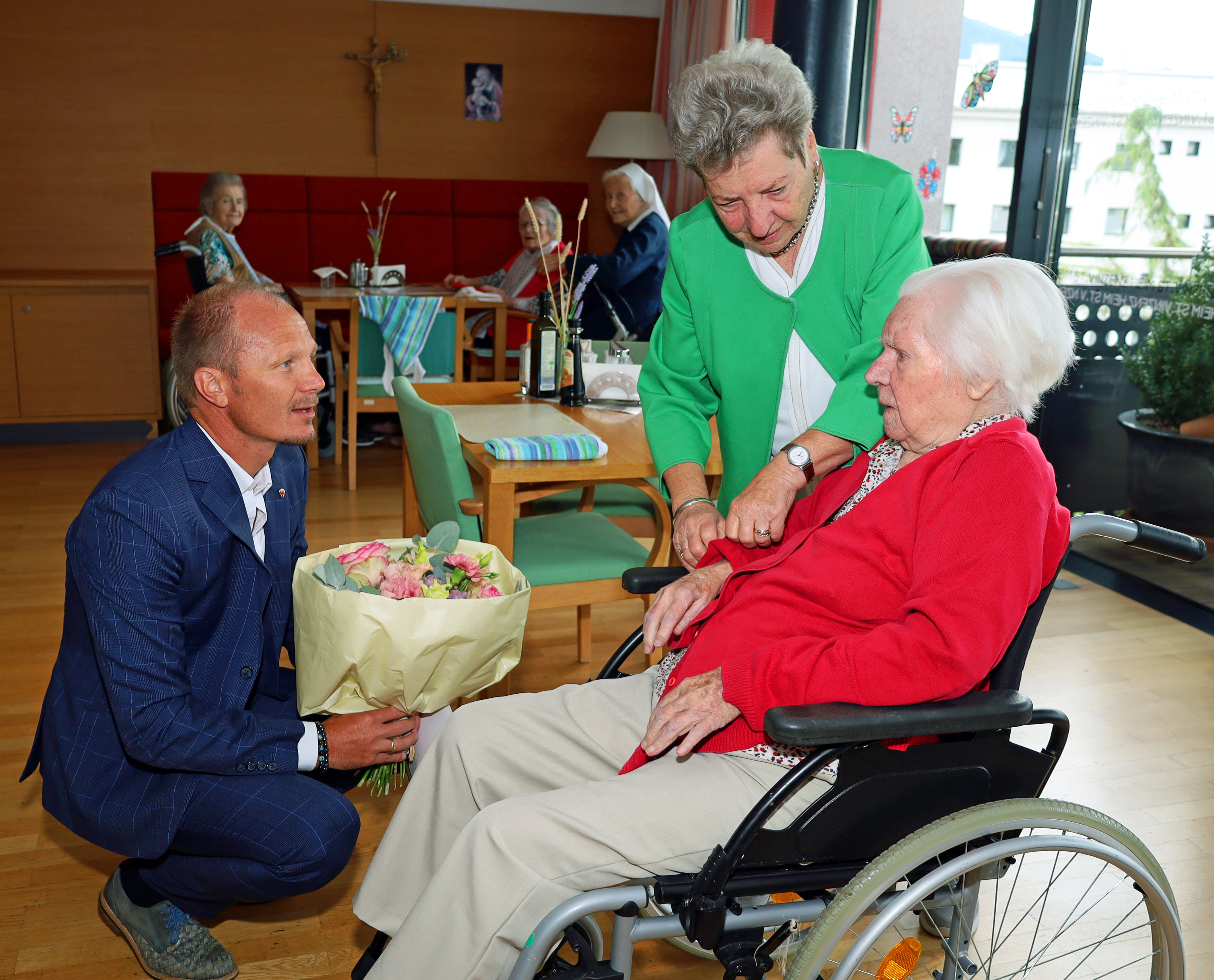 Vizebürgermeister Johannes Anzengruber übergibt der Jubilarin Elfriede Herza einen Blumenstrauß im Beisein ihrer Tocher.