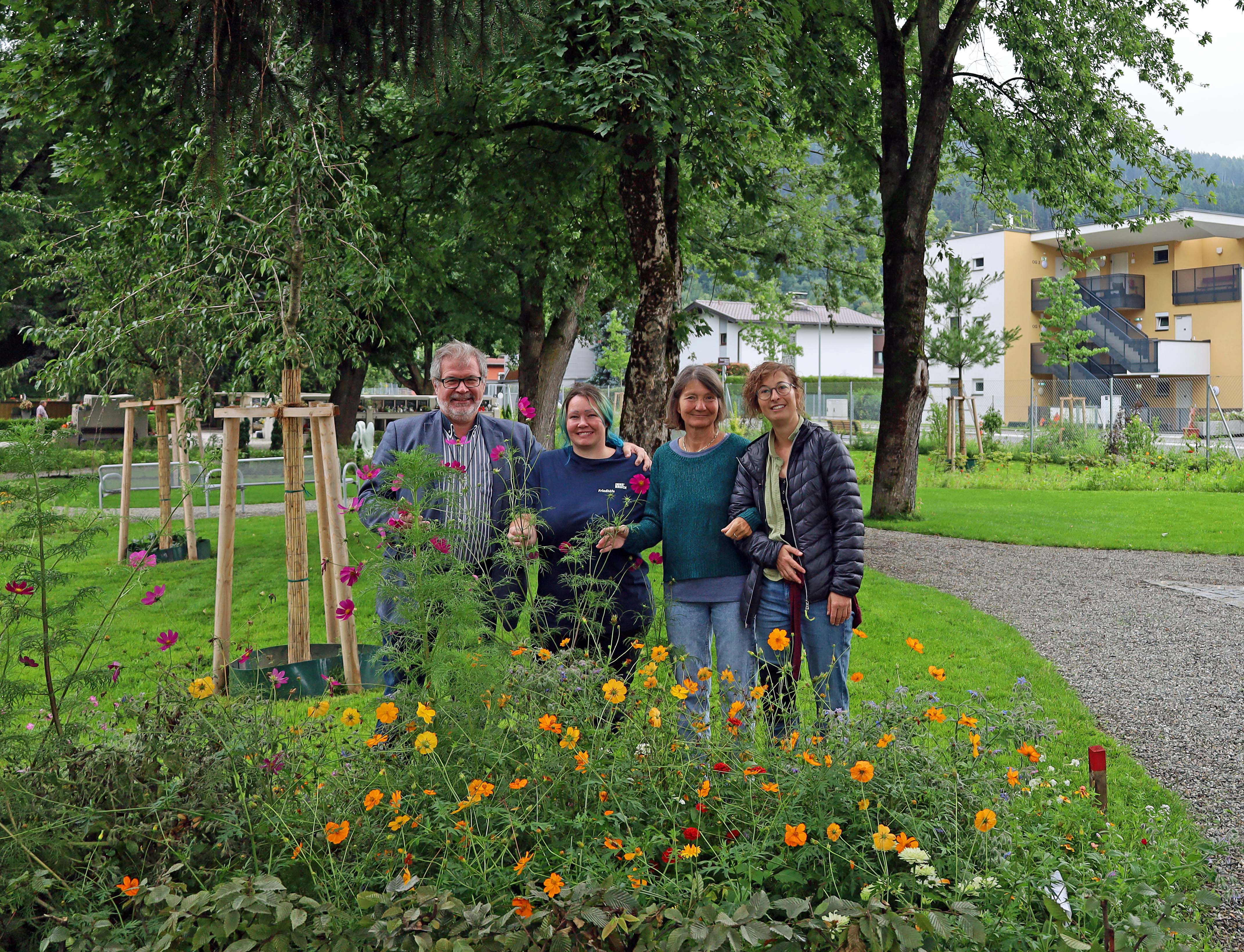 Der neue „Garten des Friedens“ am Pradler Friedhof ermöglicht eine naturnahe Bestattung. Im Bild: Alexander Legniti, Sabrina Moser-Hirner, Stadträtin Uschi Schwarzl und Lisa Stöllnberger.