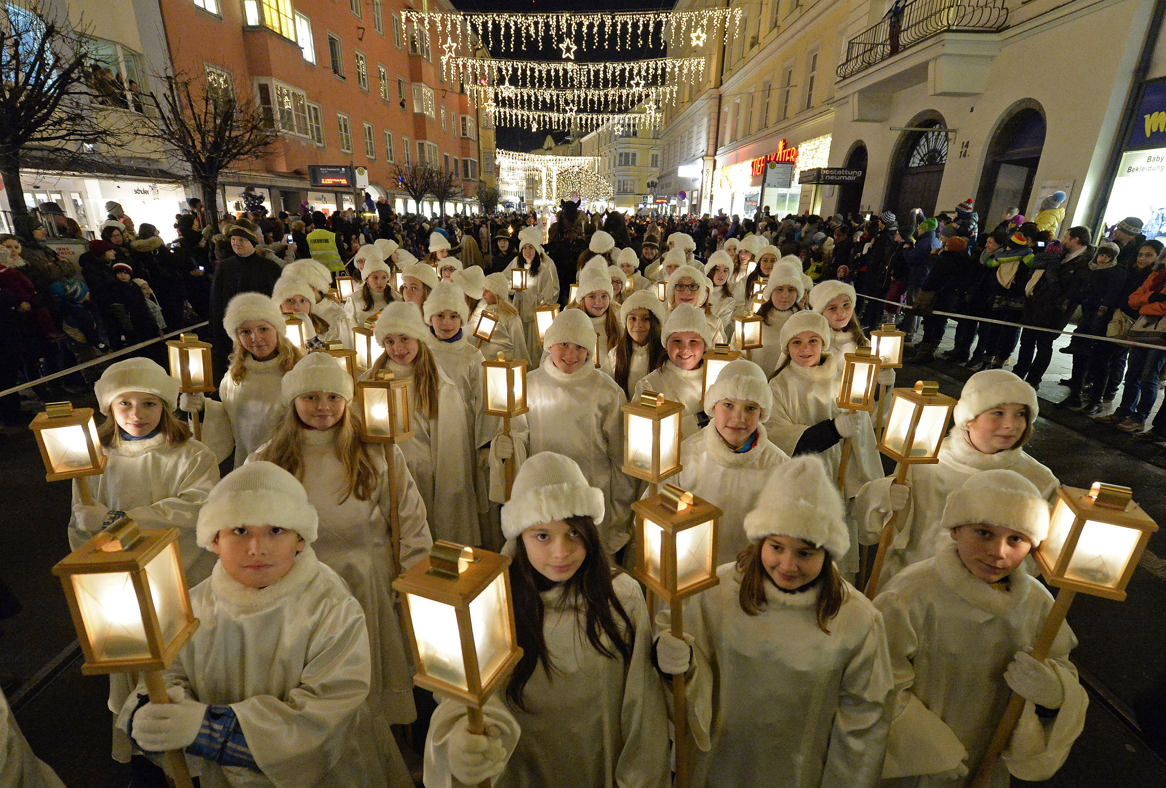 Über 500 SchülerInnen begleiten als Engel und Hirten das Christkind durch die Straßen.
