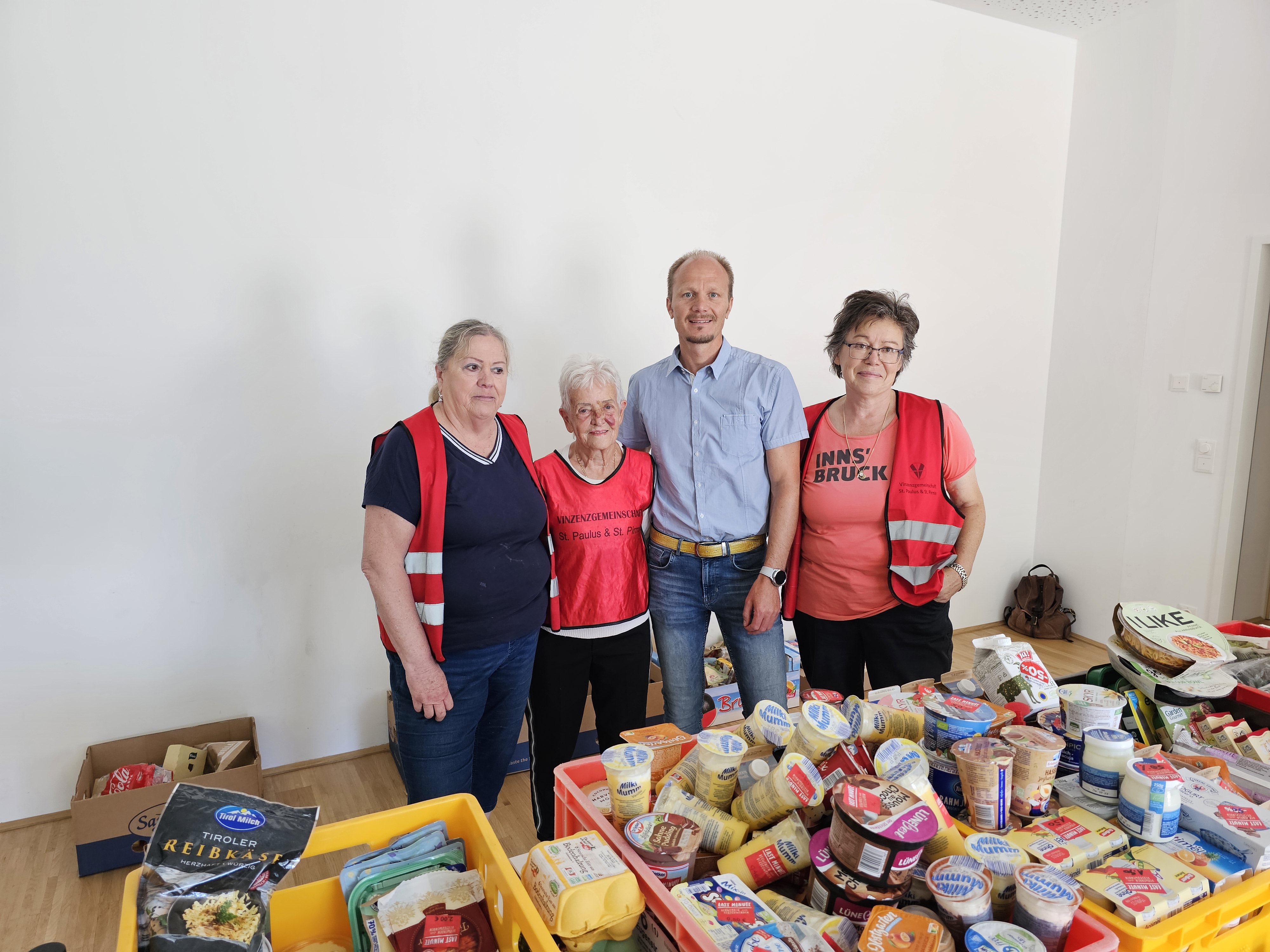 Am Mittwoch, den 16. August, hat Vizebürgermeister Johannes Anzengruber die Vinzenzgemeinschaft St. Pirmin & St. Paulus in der Reichenau besucht und sich bei den MitarbeiterInnen für ihre wichtige ehrenamtliche Arbeit bedankt. Das VINZI-Team rund um Obfrau Renate Deinhofer (l.) verteilt Lebensmittel an arme und bedürftige Menschen, die im Vorfeld von Freiwilligen in den lokalen Geschäften und bei ErzeugerInnen abgeholt werden. Ausgabetermin ist immer mittwochs von 11.30 bis 12.30 Uhr in den Räumlichkeiten des ISD-Stadtteiltreffs Reichenau. Für diese sinnstiftenden Tätigkeiten werden noch weitere ehrenamtliche UnterstützerInnen gesucht. Bei Interesse melden Sie sich bitte bei Obfrau Renate Deinhofer unter 0676 474 3415 oder renate.deinhofer@gmx.at.