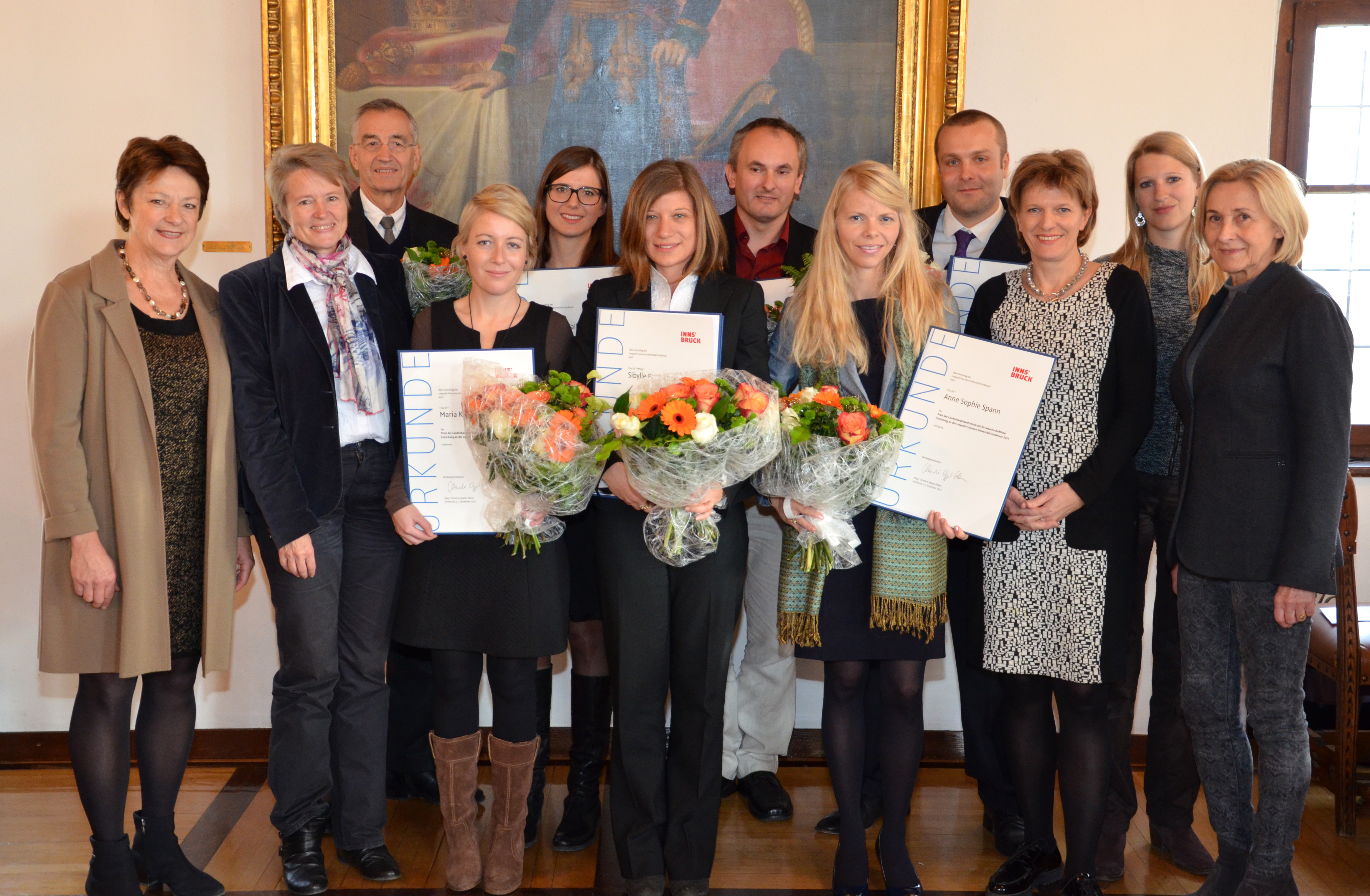 Bürgermeisterin  Christine Oppitz-Plörer gratulierte gemeinsam mit Universitätsrektor Tilmann Märk (3.v.l.), Vizerektorin für Forschung Sabine Schindler (2.v.l.), sowie den Gemeinderätinnen Marie-Luise Pokorny-Reitter (1.v.l.), Sophia Reisecker (2.v.r.) und Gerda Springer (1.v.r.) den jungen WissenschaftlerInnen zur Auszeichnung.