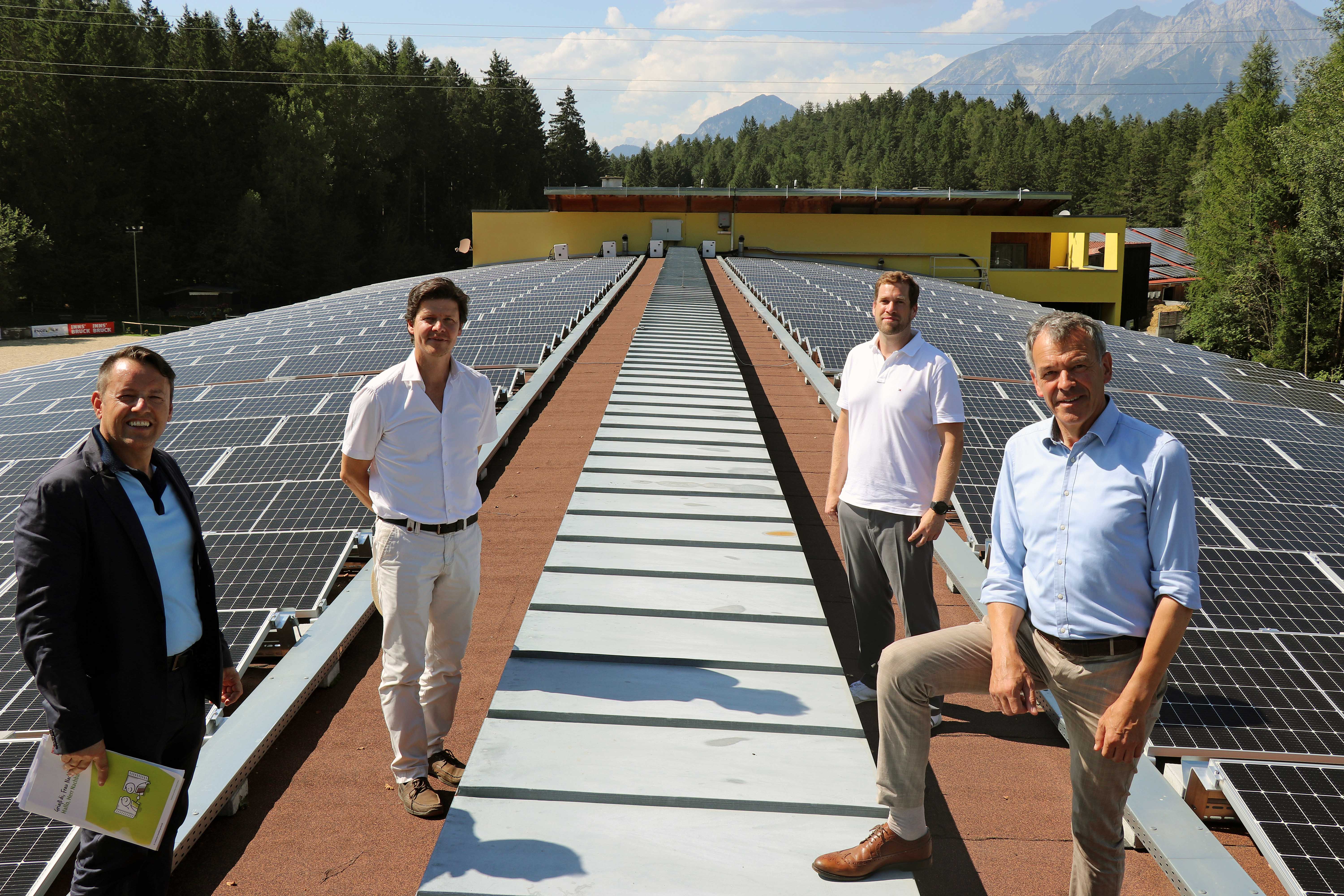 Bürgermeister Georg Willi (r.), IIG-Geschäftsführer Franz Danler (l.), IIG-Projektleiter Bernhard Pfeifer (2.v.r) und Reitclub-Präsident Hans-Peter Machné (2.v.l.) freuen sich über den Ausbau der PV-Anlagen auf dem Dach des Reitsportzentrums Igls.