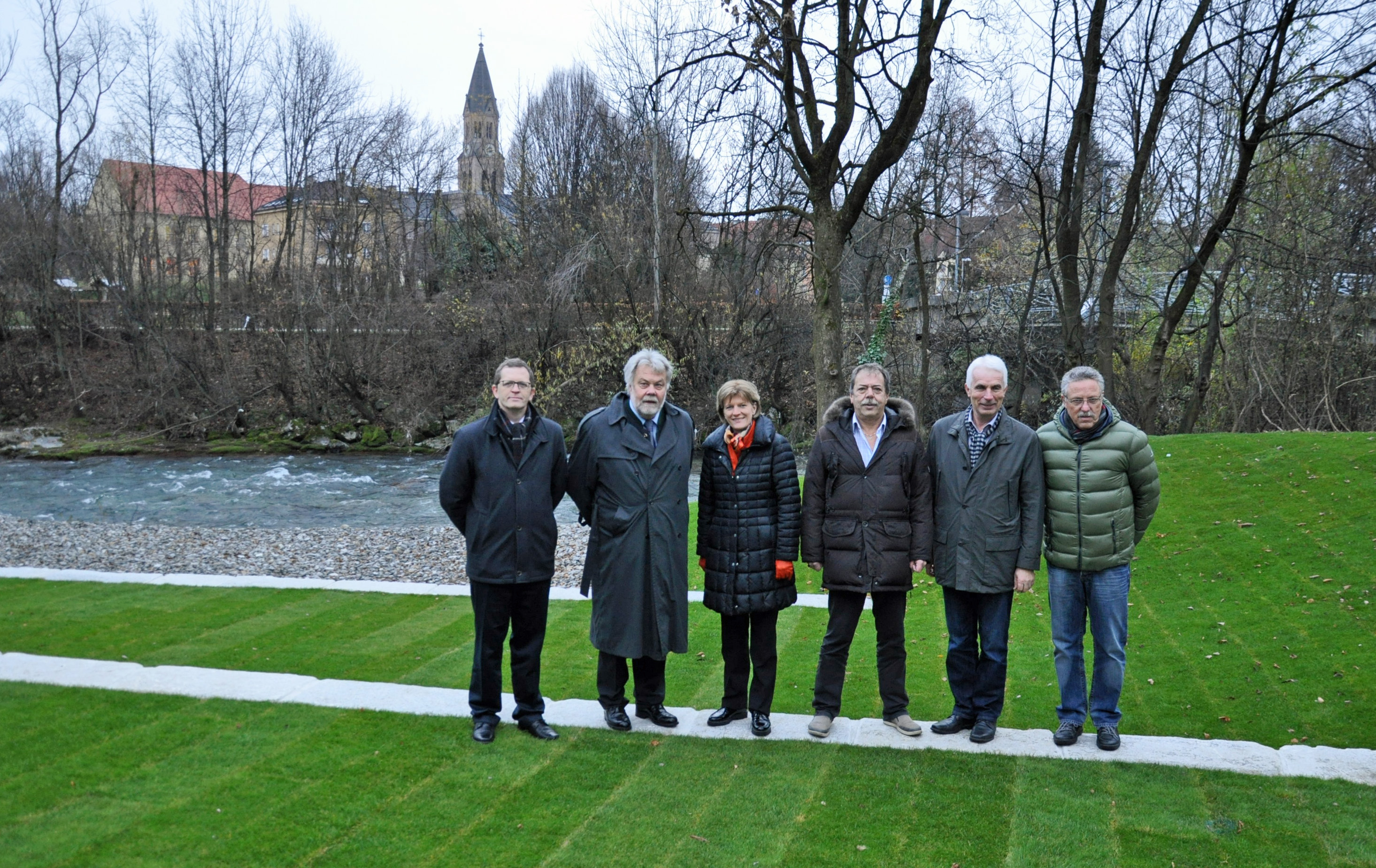 Nahmen die neue, zur Sill geöffneten Parkanlage unter die Lupe (v. l.): Prokurist der Sillinsel Errichter GmbH Paul, Geschäftsführer P&R Verwaltungs GmbH Resl, Bürgermeisterin Oppitz-Plörer, Stadtrat Fritz, Sillpark-Centermanager Hochfilzer und Referent Gstrein