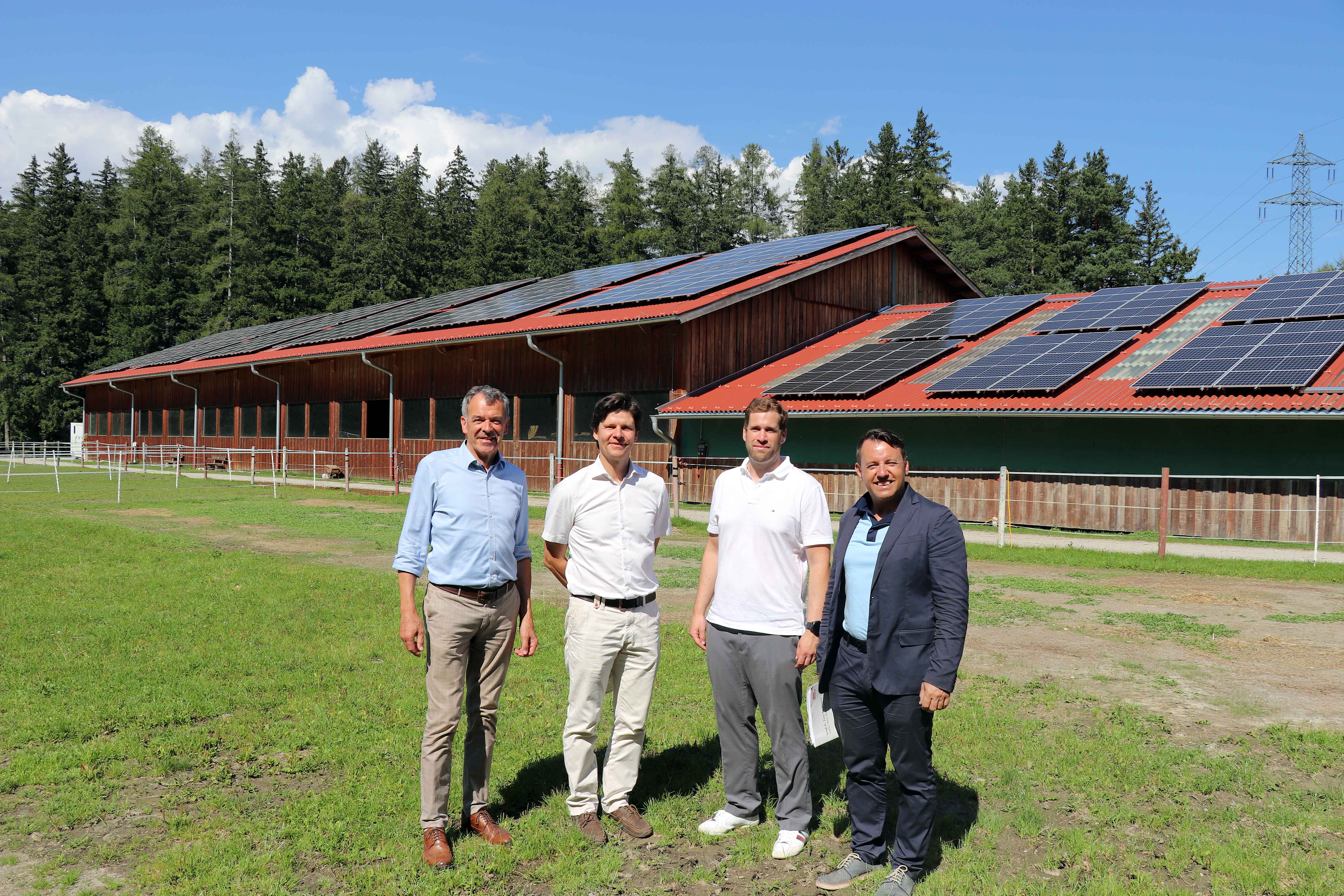 Mit dem neuen Sonnenkraftwerk Igls werden rund 490.000 kWh an Energie für Innsbrucker Haushalte gewonnen. Im Bild: Bürgermeister Georg Willi (l.), IIG-Geschäftsführer Franz Danler (r.), IIG-Projektleiter Bernhard Pfeifer (2.v.r.) und Reitclub-Präsident Hans-Peter Machné (2.v.l.) vor Ort.