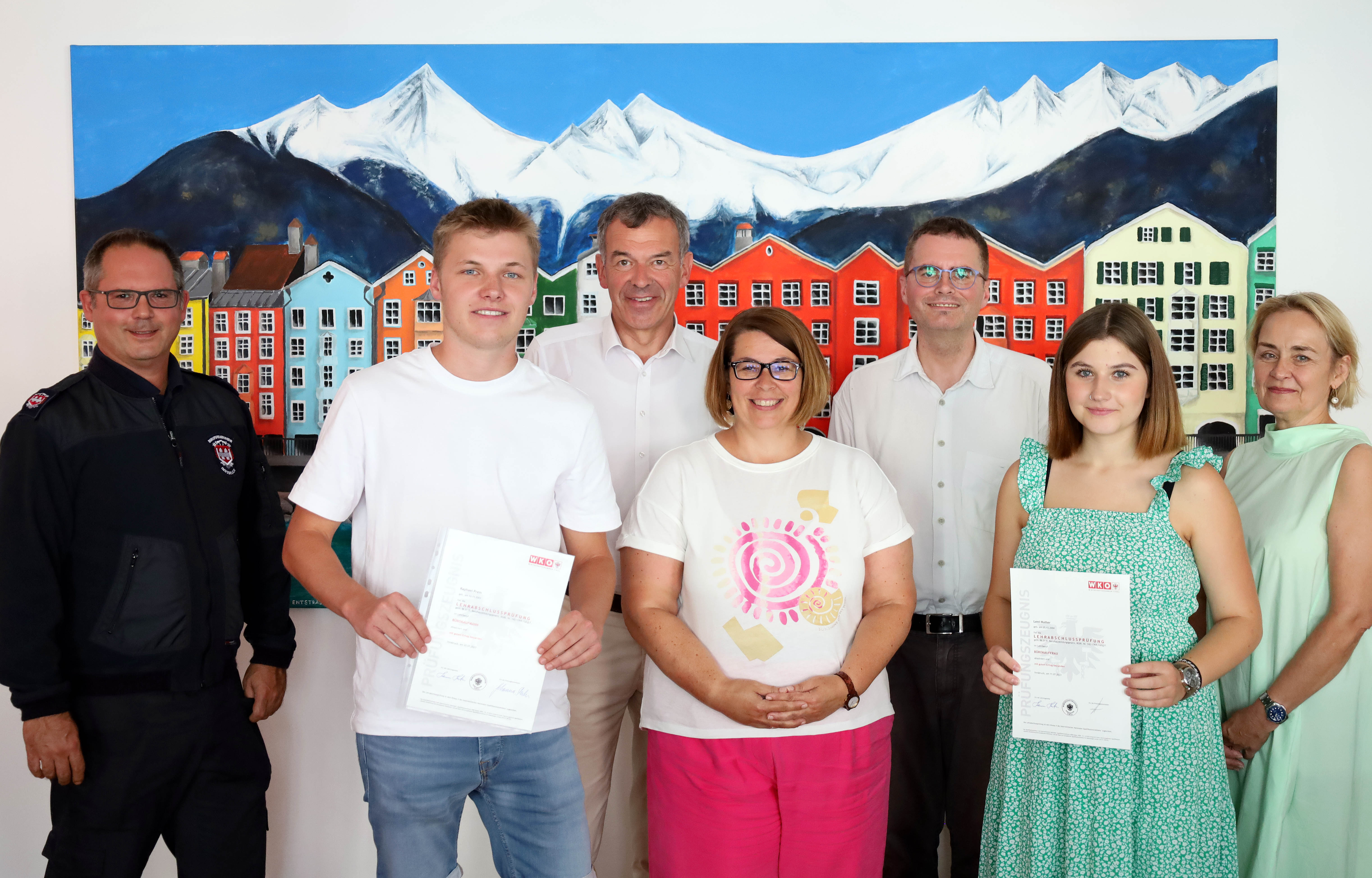 Die städtischen Lehrlinge Leni Hutter (2.v.r.) und Raphael Prem (2.v.l.) haben den Lehrabschluss zur Bürokauffrau bzw. zum Bürokaufmann mit gutem Erfolg abgeschlossen. Bürgermeister Georg Willi (3.v.l.) gratulierte gemeinsam mit der Lehrlingsbeauftragten Sabine Floßmann (4.v.r.), Personalamtsleiter Wolfgang Hödl (3.v.r.),  Andreas Wörgetter (BFI Innsbruck, l.) und Brigitte Cabrini (Bezirks- und Gemeindeverwaltung, r.) und überreichten den Lehrlingen ihre Urkunden.