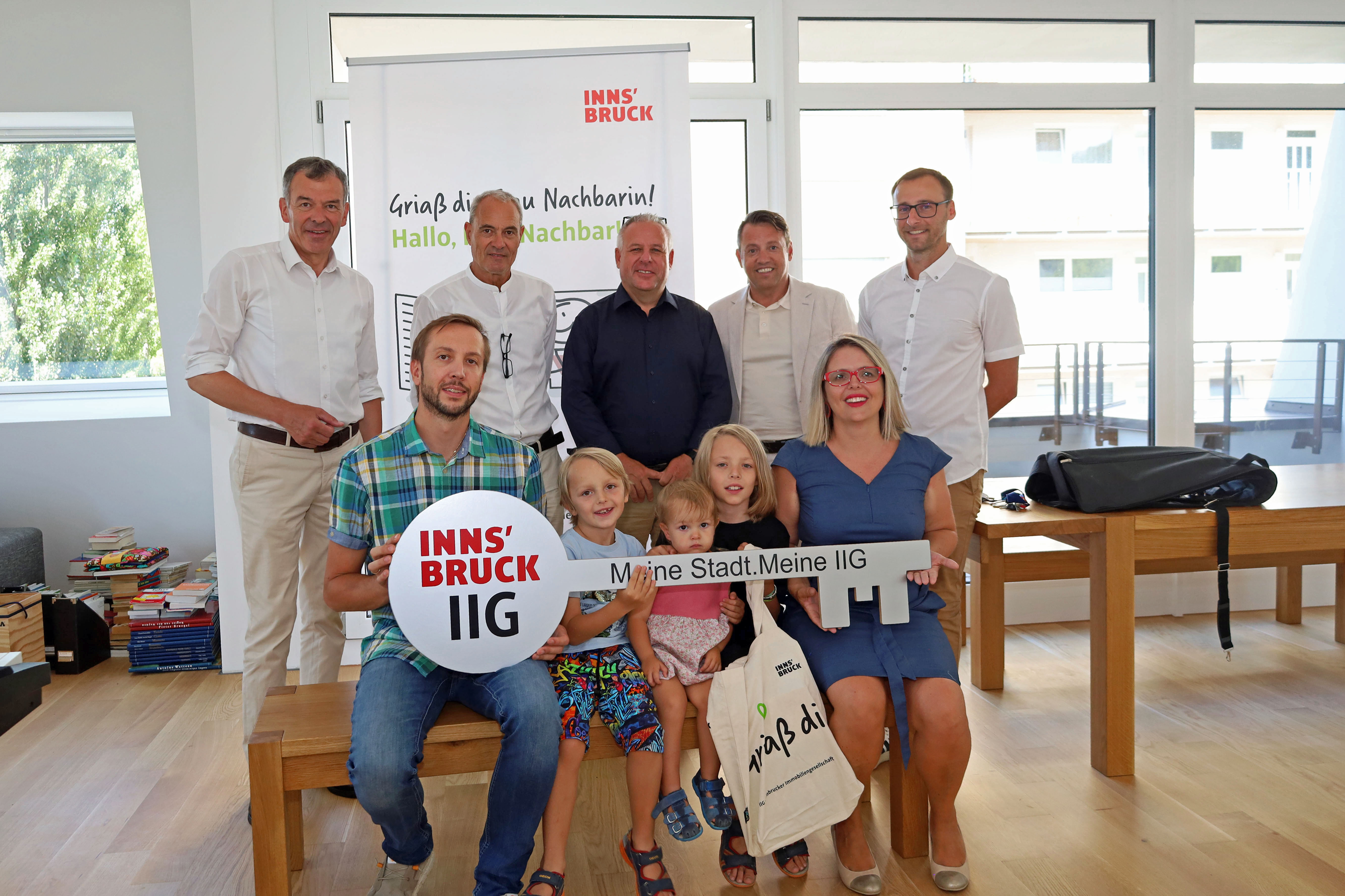 Familie Stecher (1. Reihe) freut sich mit Bürgermeister Georg Willi (l.), IIG-Geschäftsführer Franz Danler (2.v.r.), IIG-Bereichsleiter Thomas Eliskases (r.) und den Bauträgern Martin Baldauf (2.v.l) und Wolfgang Sommavilla (3.v.l.) (Planet Immobilien GmbH) über ihr neues Zuhause.