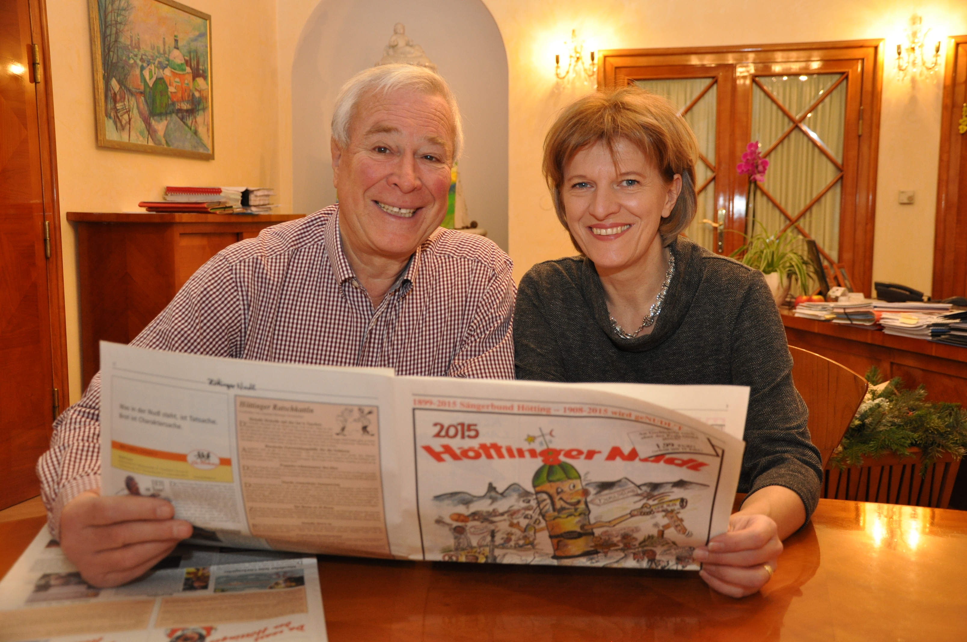 Bürgermeisterin Christine Oppitz-Plörer kam beim gemeinsamen Durchblättern der „Höttinger Nudl“ mit Chefredakteur Peter Kodera ins Schmunzeln.