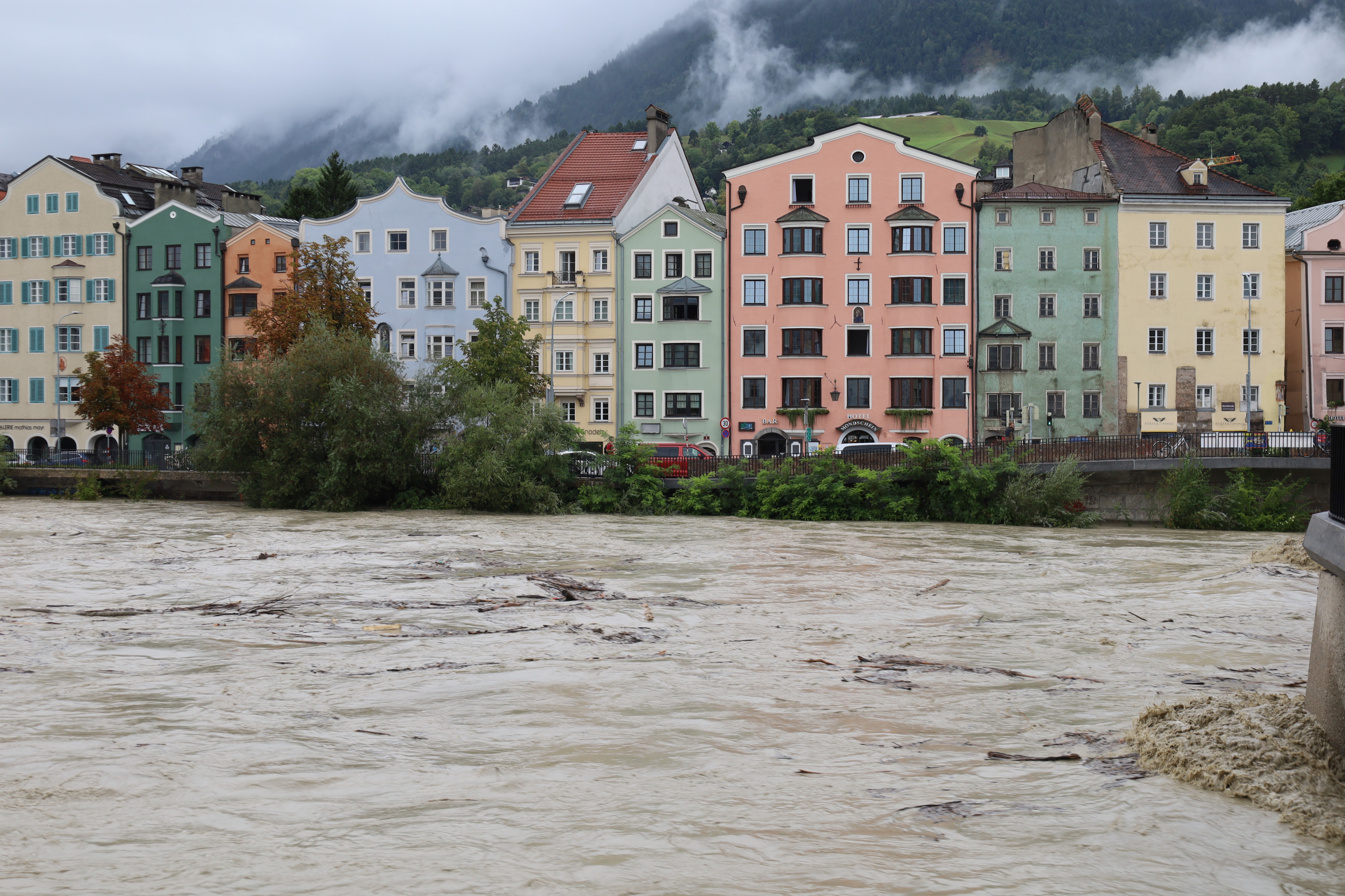 Nach der Sill ist nun auch der Pegelstand des Inn in Innsbruck merklich gestiegen.