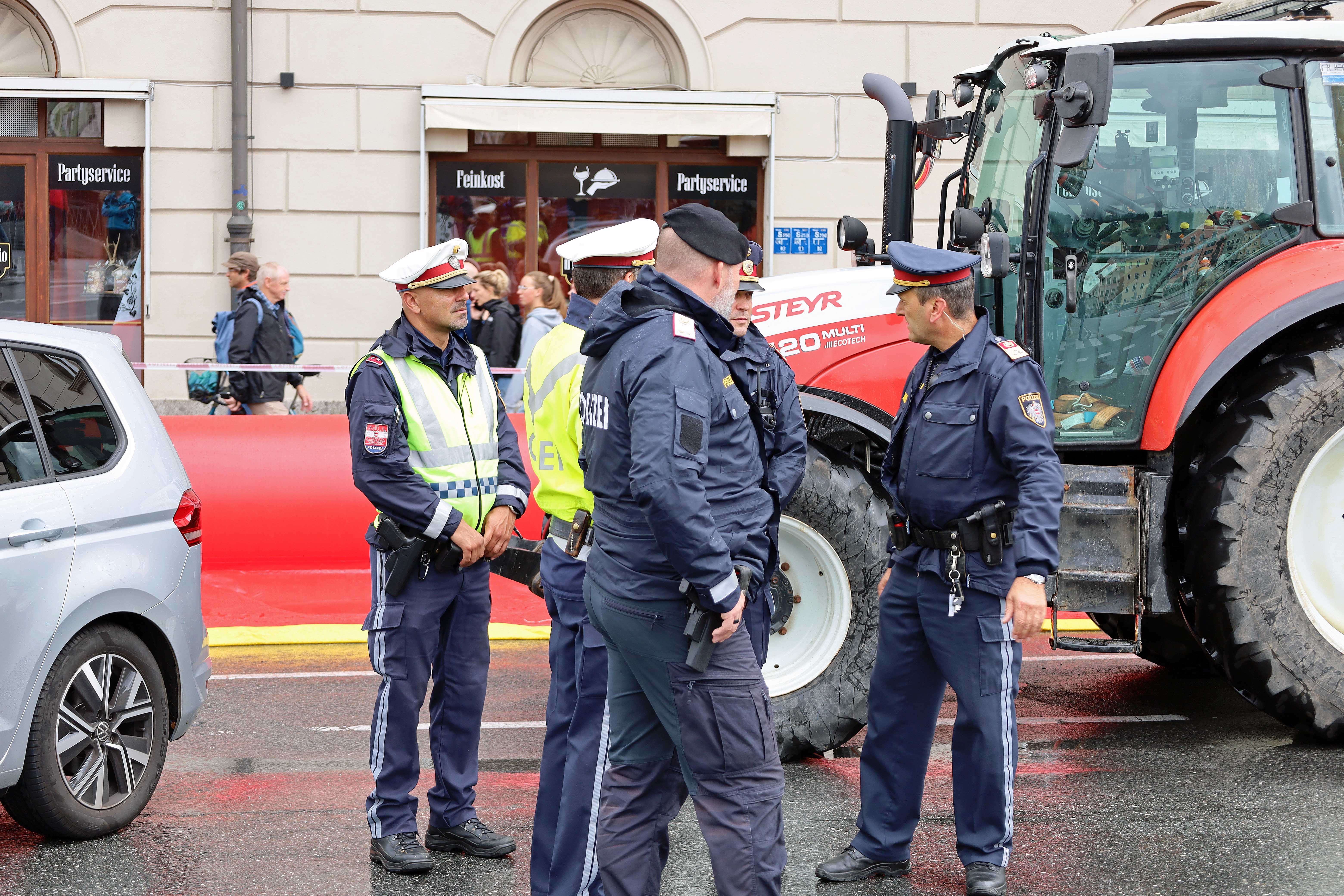 Polizei und Feuerwehr beim Koordinieren des Abbaus der Sicherheitsmaßnahmen.