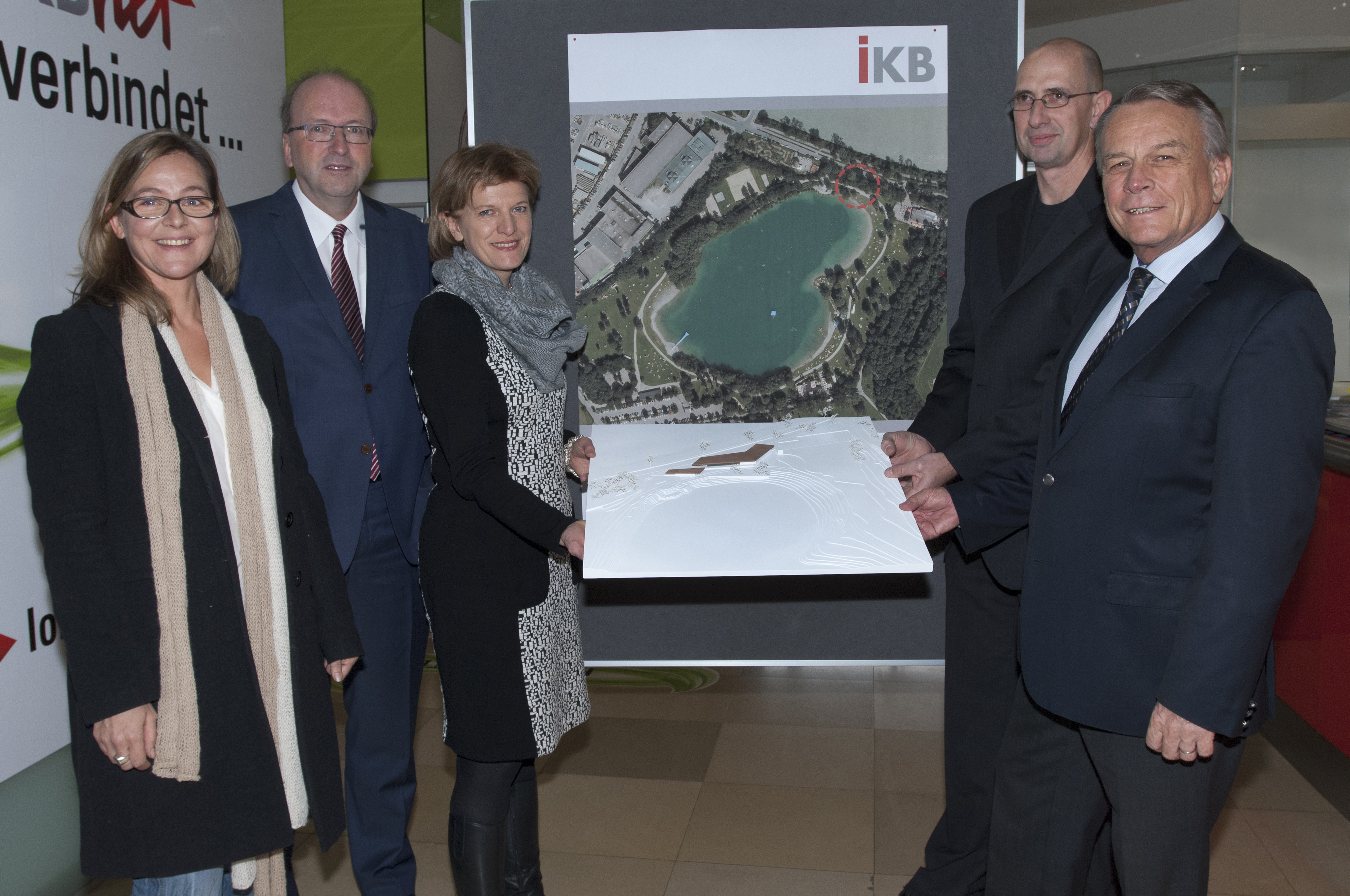 Innsbrucks Bürgermeisterin Christine Oppitz-Plörer (m.) sowie die IKB-Vorstandsdirektoren Harald Schneider (1.v.r.) und Helmuth Müller (2.v.l.) präsentierten das in der Jurysitzung am 3. Dezember 2014 zum Sieger ausgewählte Projekt der Architekten Florian Lutz (2.v.r.) und Daniela Amann (1.v.l.).
