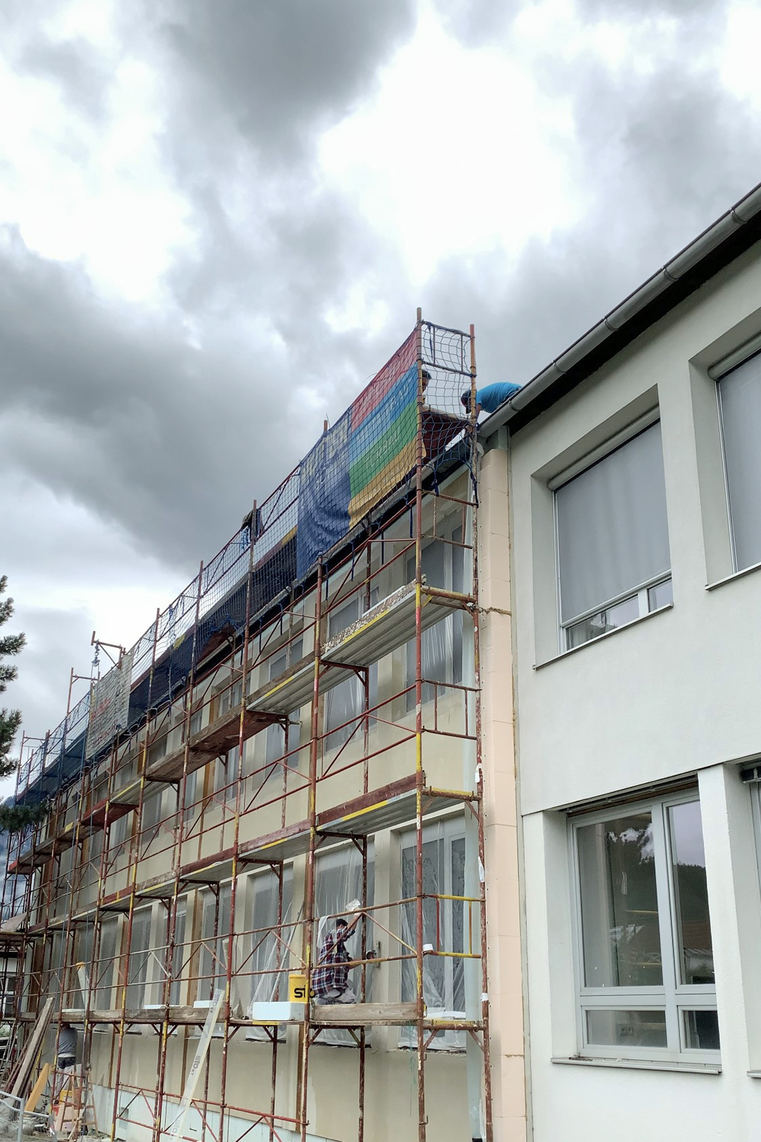 Die thermische Hülle der Volksschule Sieglanger wird derzeit saniert.