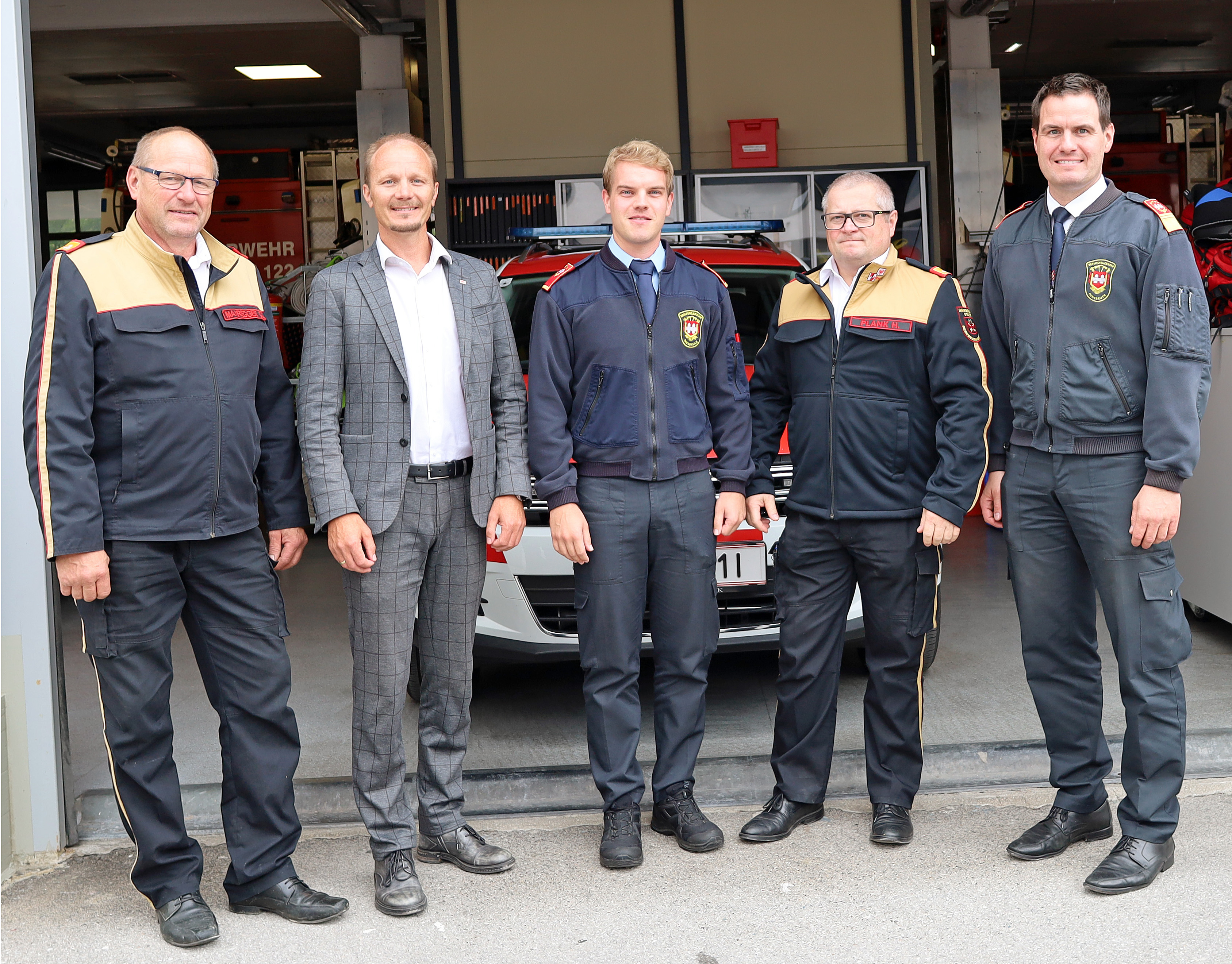 Gratulierten dem neuen Offizier Manuel Schieferle (Bildmitte): (v. l. n. r.) Bezirks-Feuerwehrkommandant Gerhard Mayregger, Vizebürgermeister Johannes Anzengruber, Bezirks-Feuerwehrkommandantstv. Helmut Plank und Branddirektor Helmut Hager.