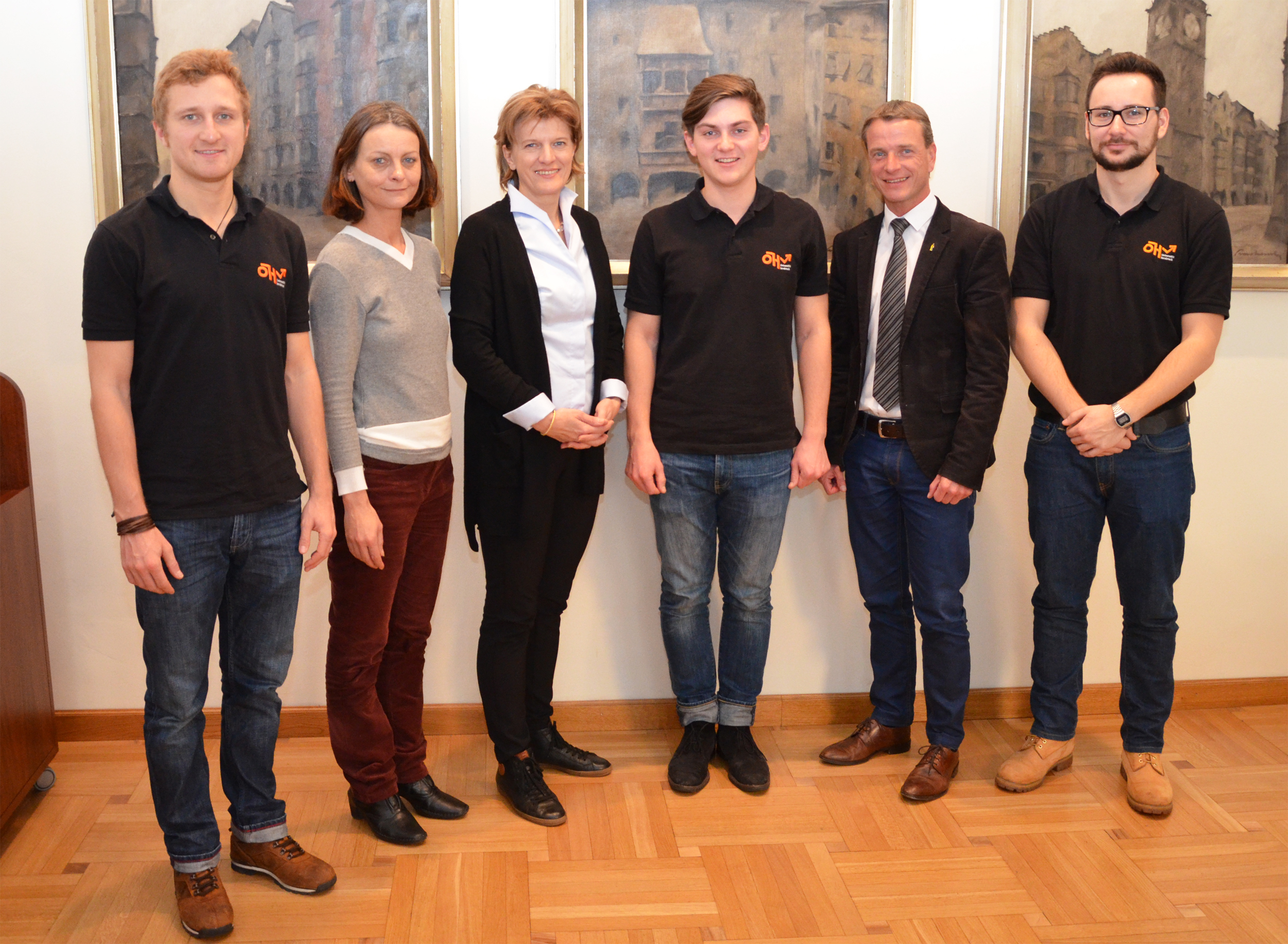 Die Vertreter der Hochschülerinnen- und Hochschülerschaft an der Universität Innsbruck zu Gast im Rathaus (v.l.): 2. stv. Vorsitzender Matthias Fischer, Vizebürgermeisterin Sonja Pitscheider, Bürgermeisterin Christine Oppitz-Plörer, ÖH-Vorsitzender Korbinian Kasinger, Vizebürgermeister Christoph Kaufmann und ÖH-Wirtschaftsreferent Nikica Ojdanic.