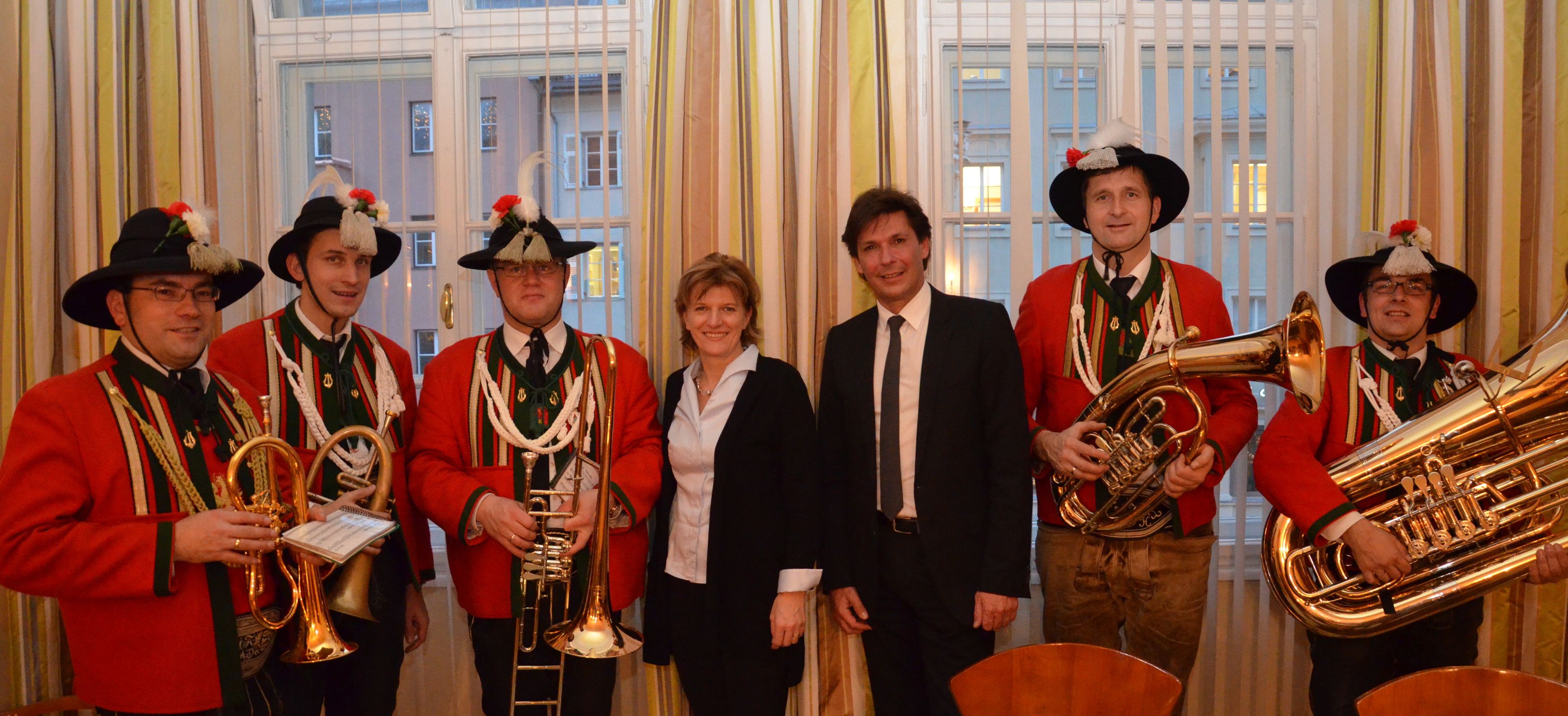 Kurz vor Weihnachten statteten die Vertreter der Stadtmusikkapelle Wilten der Bürgermeisterin im Rathaus einen Besuch ab und überraschten sie mit einem besinnlichen Weihnachtsständchen.