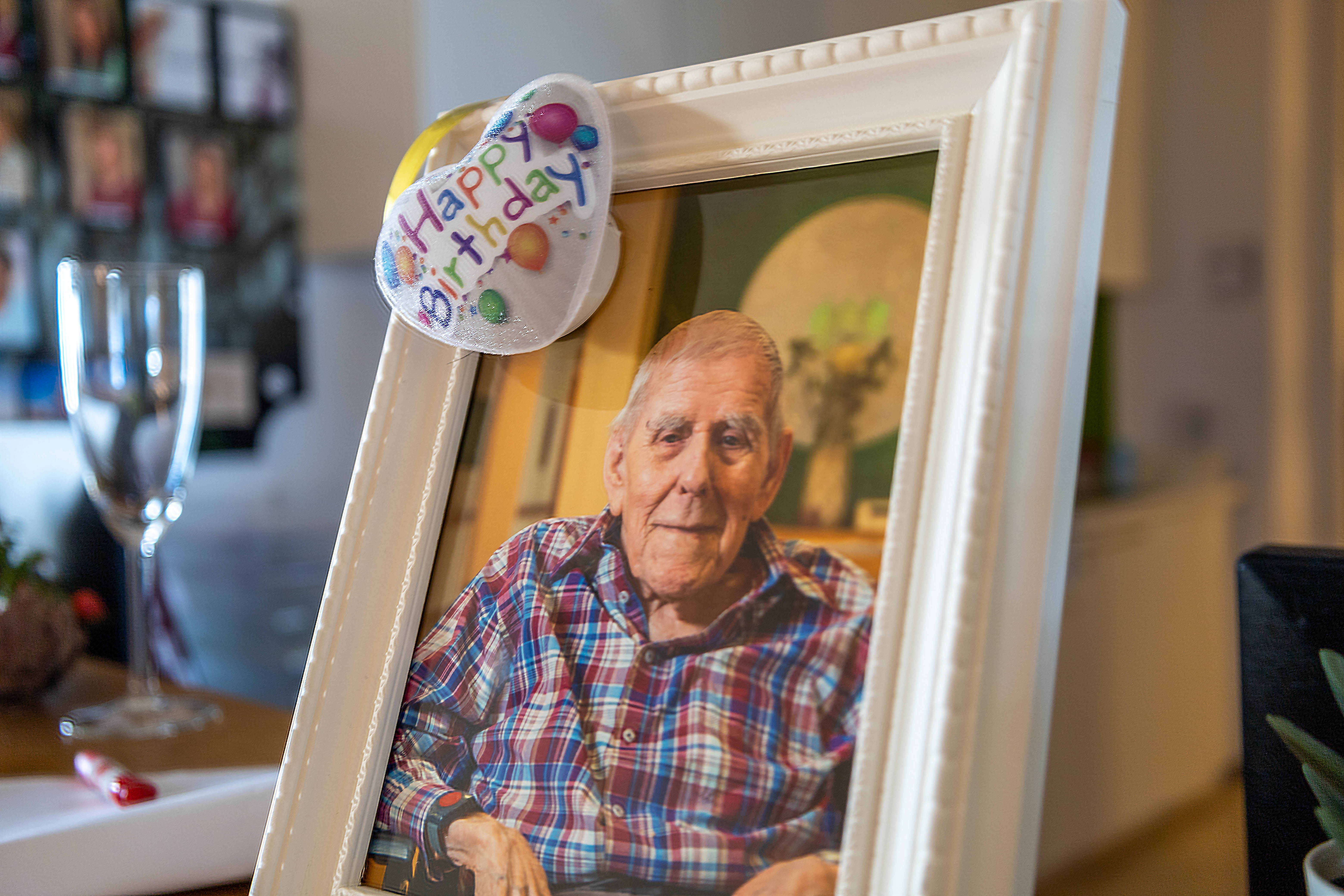 Das Wohn- und Pflegeheim wurde zum feierlichen Anlass dekoriert, sogar ein Bild des Geburtstagskindes schmückte die Theke des zweiten Obergeschoßes.