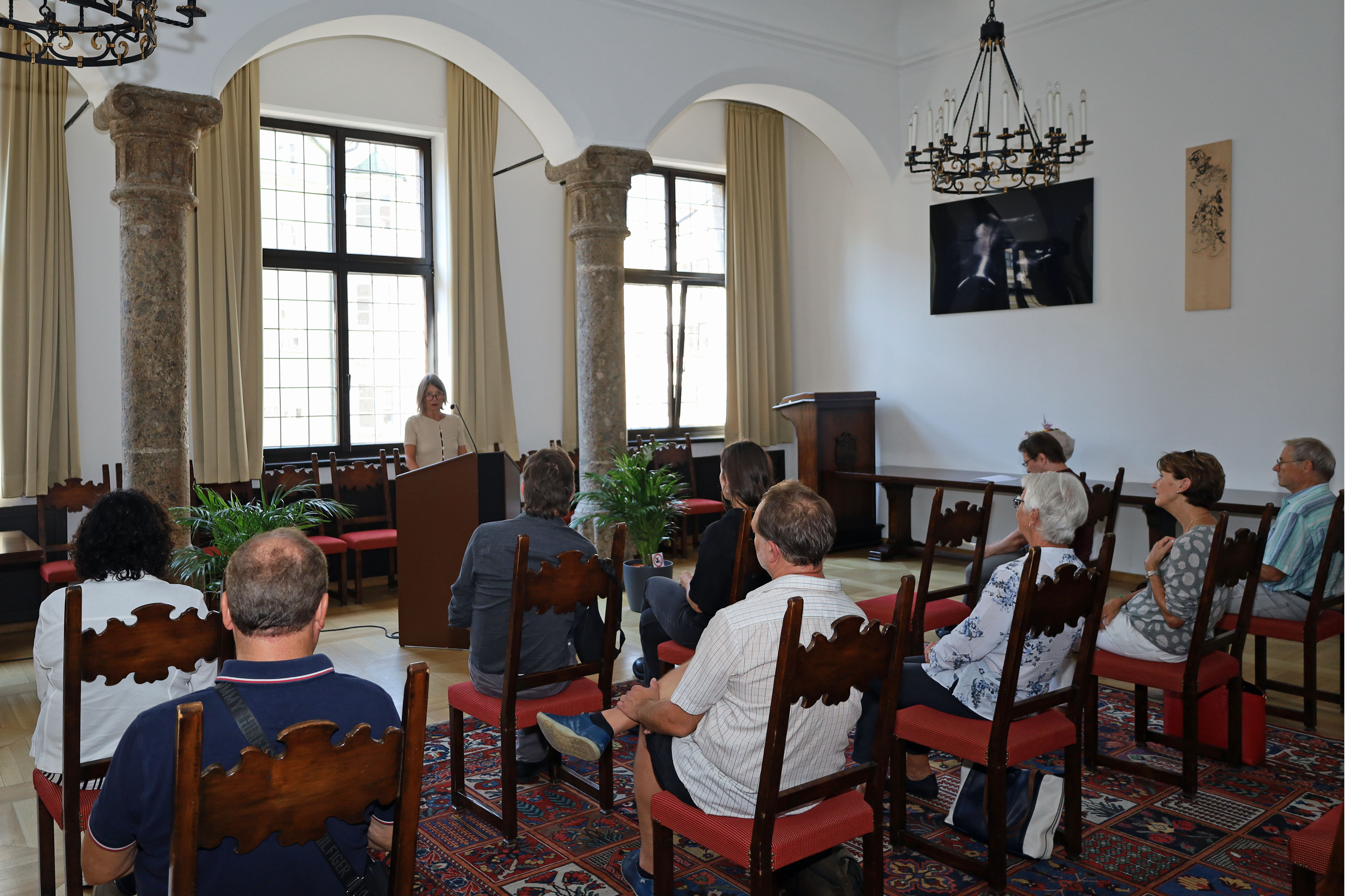 Stadträtin Uschi Schwarzl hob die Wichtigkeit des Erinnerns an die NS-Opfer und der gesellschaftspolitischen Auseinandersetzung mit Gewalt und Rassismus hervor.