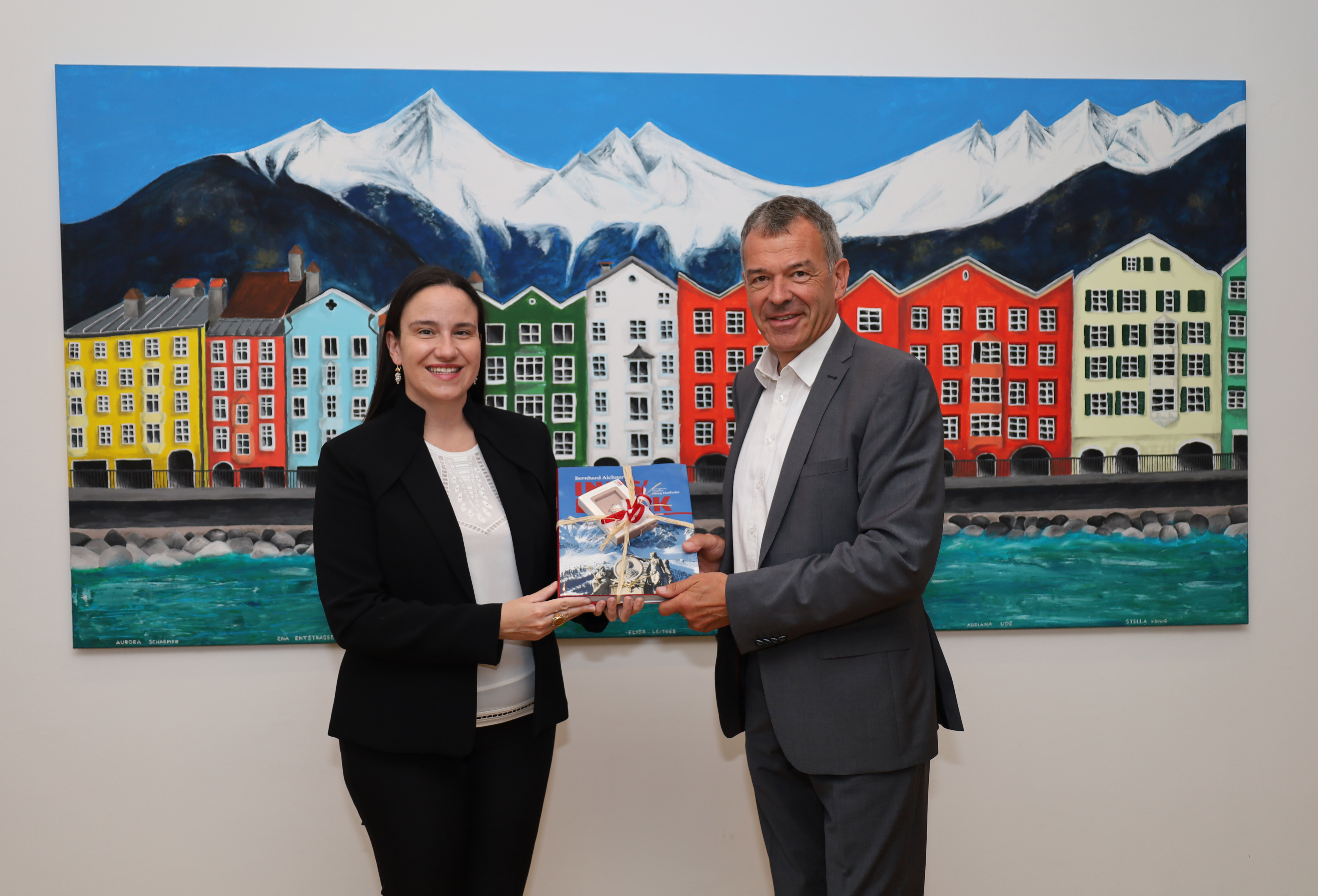 Bürgermeister Georg Willi (Innsbruck) überreicht Geschenke an Bürgermeisterin Benjamina Karić (Sarajevo).