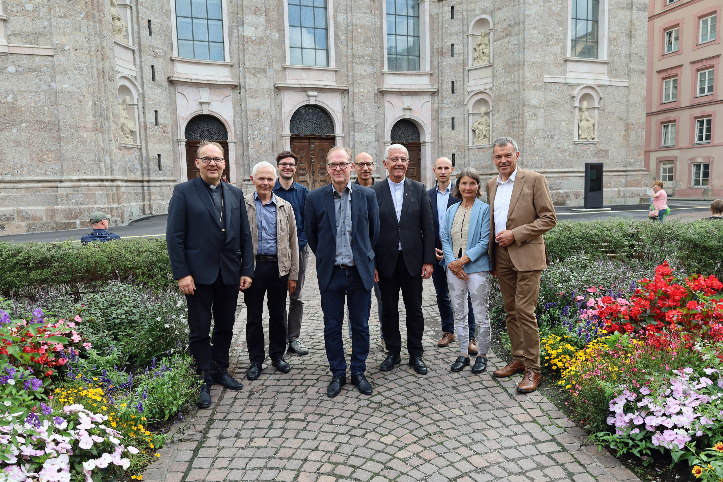 Bischof Hermann Glettler, Diözesankonservator Pfarrer Rudolf Silberberger, Roman Strieder (Projekte, Gestaltung, Ortsbildschutz), Architekt Bernhard Berger, Wolfgang Andexlinger (Amtsvorstand Stadtplanung), Dompfarrer Florian Huber, Christian Müller (Tiefbau - Planung), Stadträtin Uschi Schwarzl und Bürgermeister Georg Willi (v.l.) freuen sich auf die anstehende Neugestaltung.