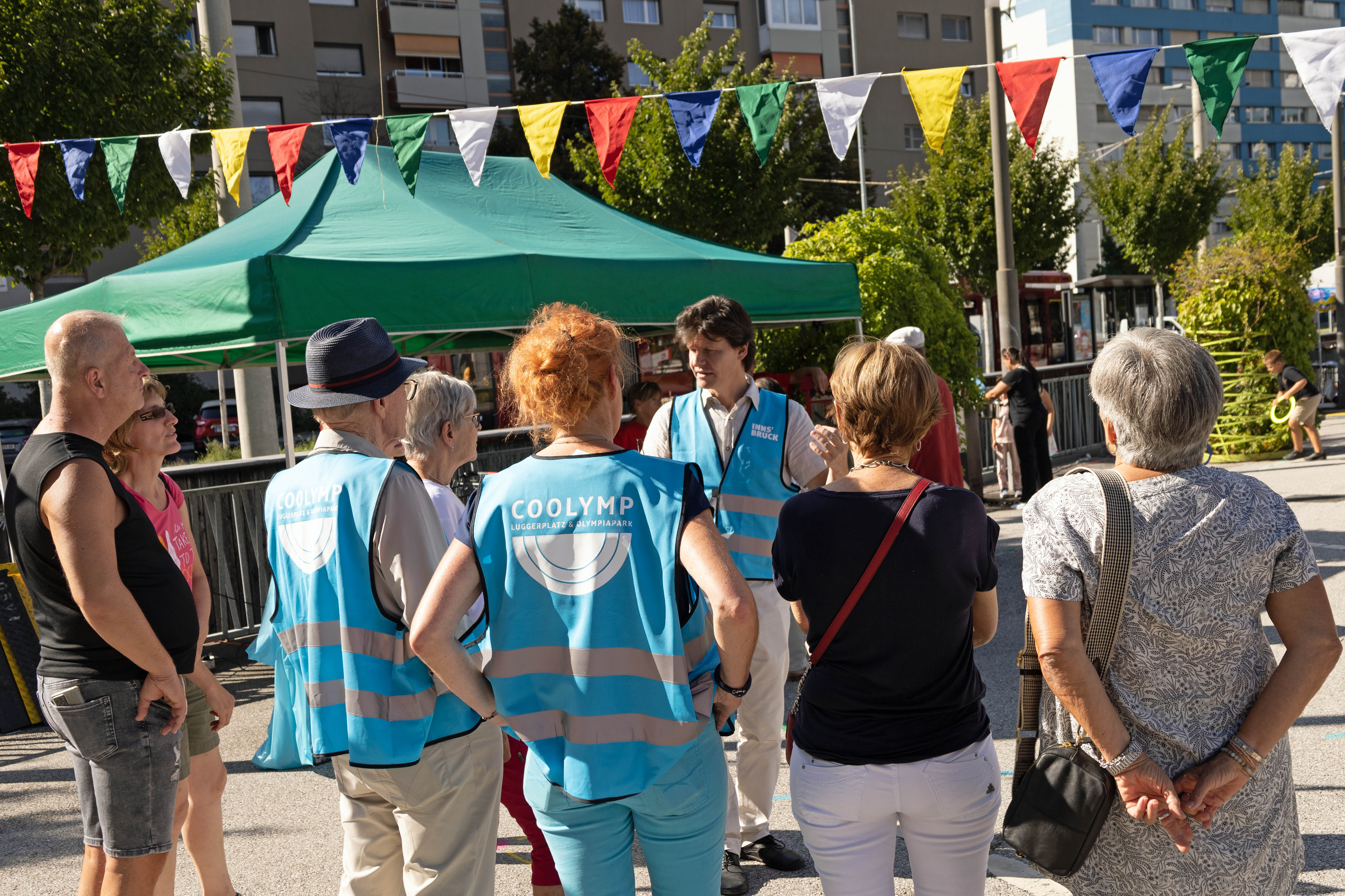 Architekt Hans-Peter Machné (Machné und Glanzl Architekten) beim gemeinsamen Rundgang über den DDr.-Alois-Lugger-Platz.