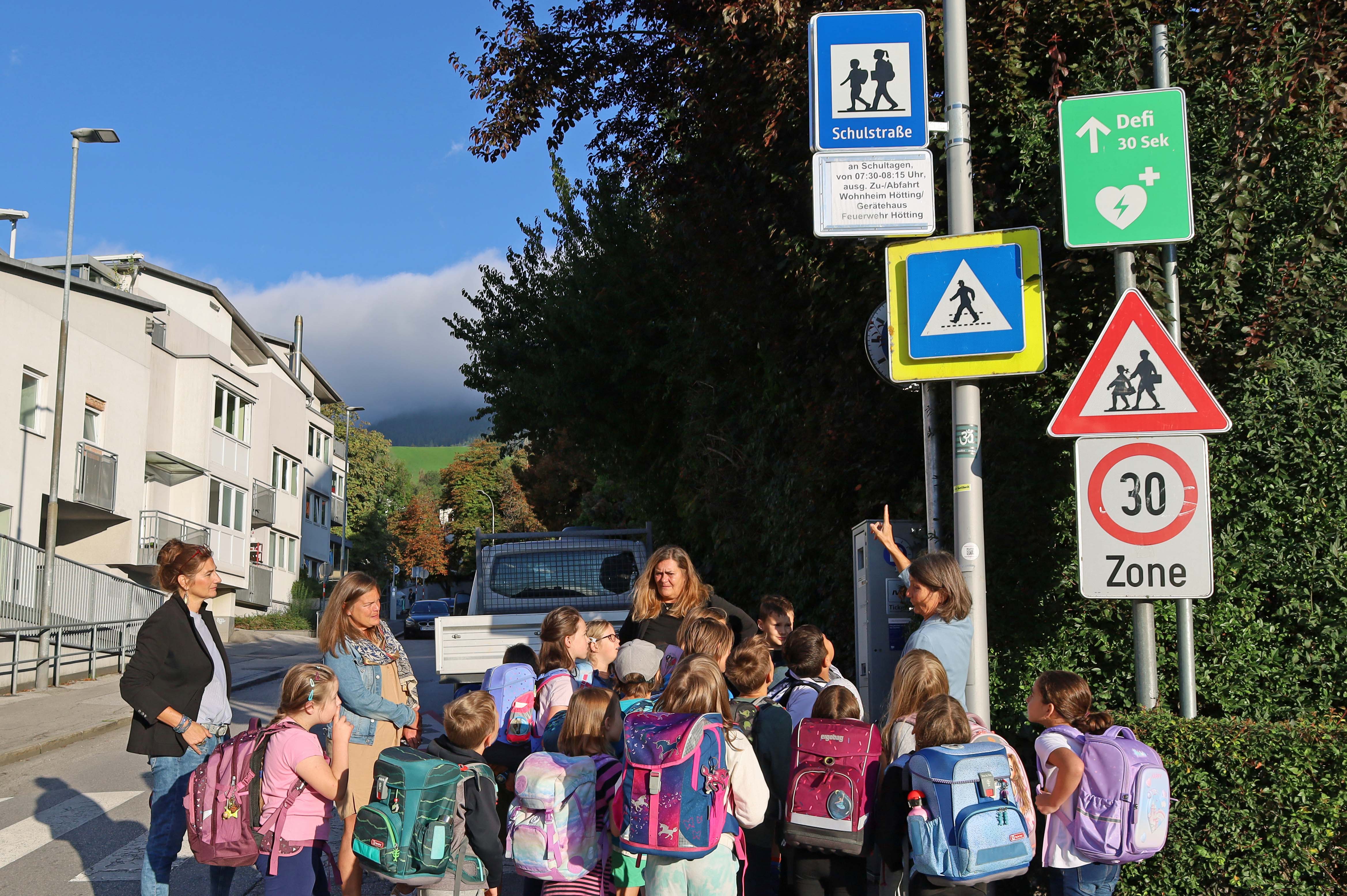 Die Höttinger Volksschulkinder sind bereits umfassend über ihre neue Schulstraße informiert.
