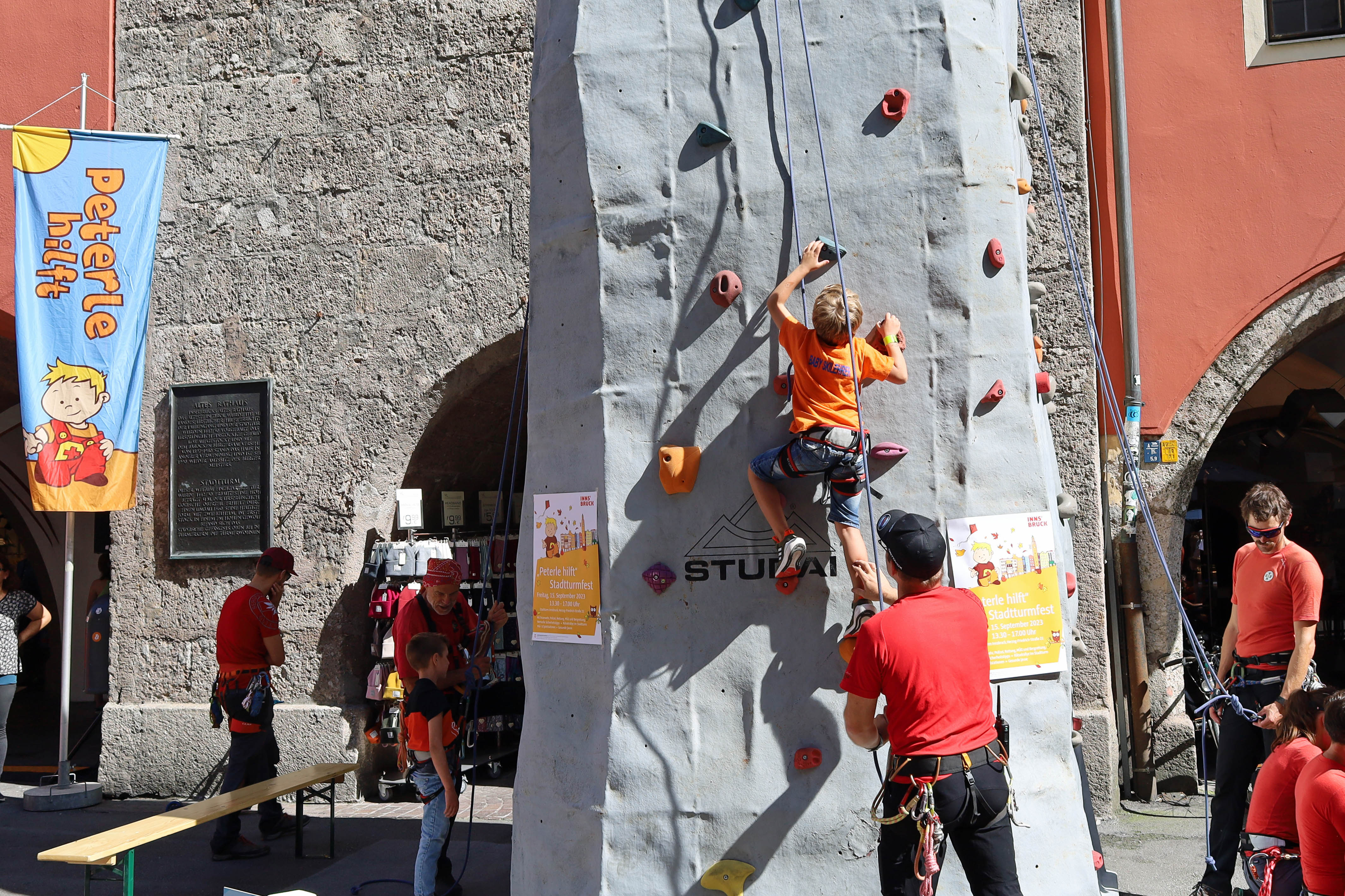 Die Bergrettung sicherte die Kinder beim Klettern vor dem Stadtturm.
