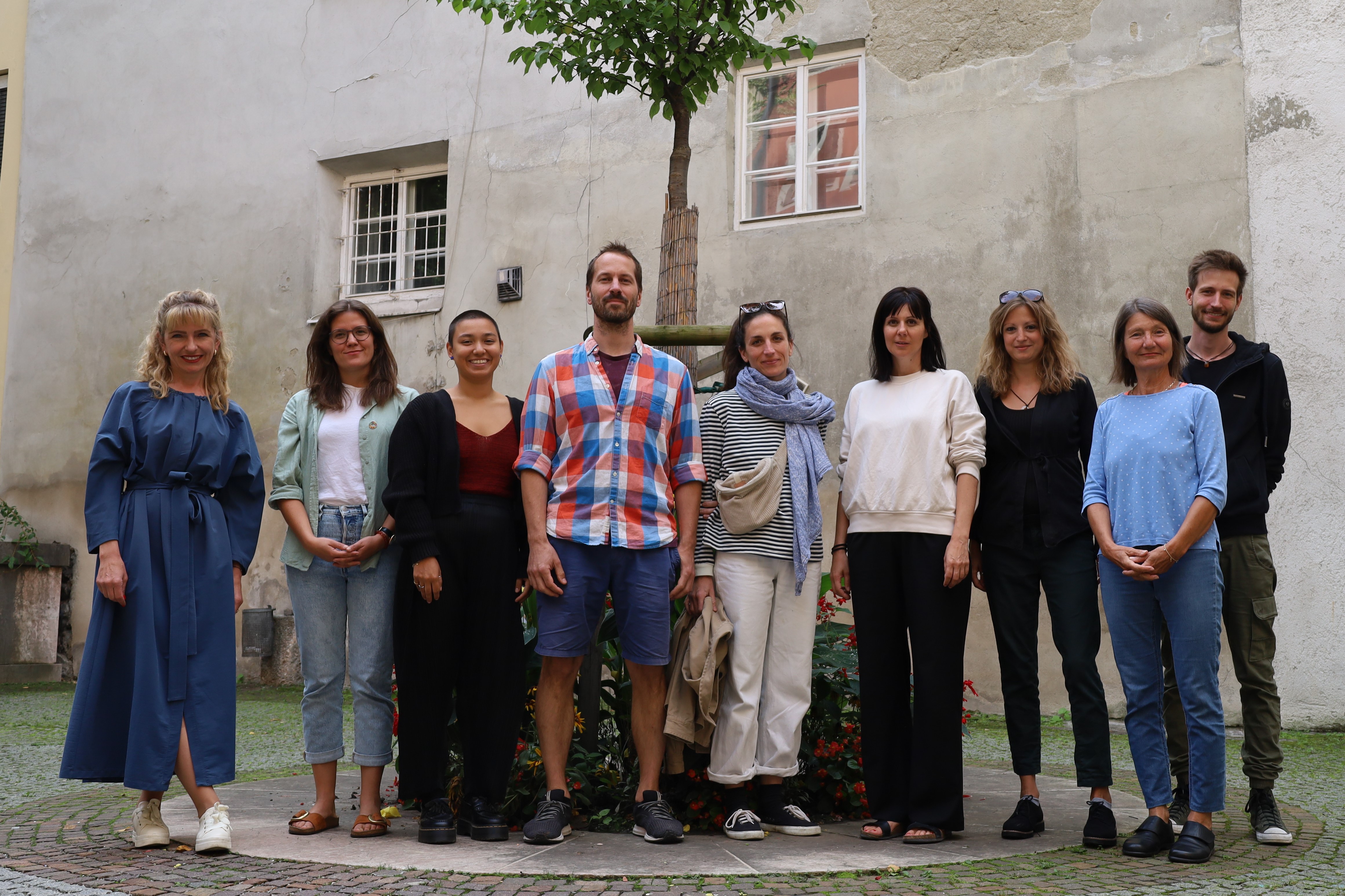 Wichtige Impulse für Innsbruck: Kulturamtsleiterin Isabelle Brandauer (li.) und Kulturstadträtin Uschi Schwarzl (re.) mit Markus Margreiter (Kulturentwicklung und Förderungen, 1.v.r.) gratulierten den PreisträgerInnen der “stadt_potenziale 2023”.