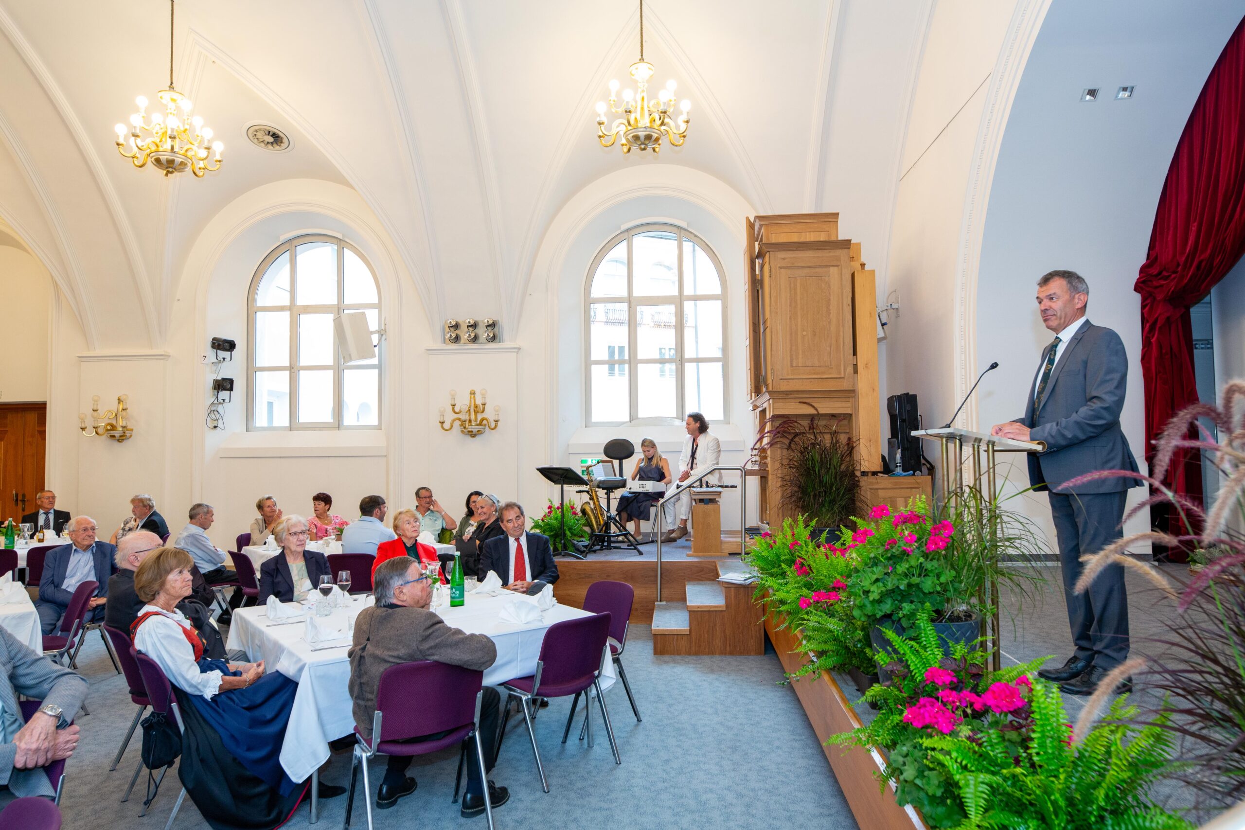 Bürgermeister Georg Willi ehrte kürzlich Innsbrucks Jubelhochzeitspaare. Zahlreiche Ehepaare, die ihre Goldene, Diamantene oder Eiserne Hochzeit hatten, fanden in den Ursulinensälen zusammen, um ihre jahrzehntelangen Bindungen gebührend und stimmungsvoll zu feiern.