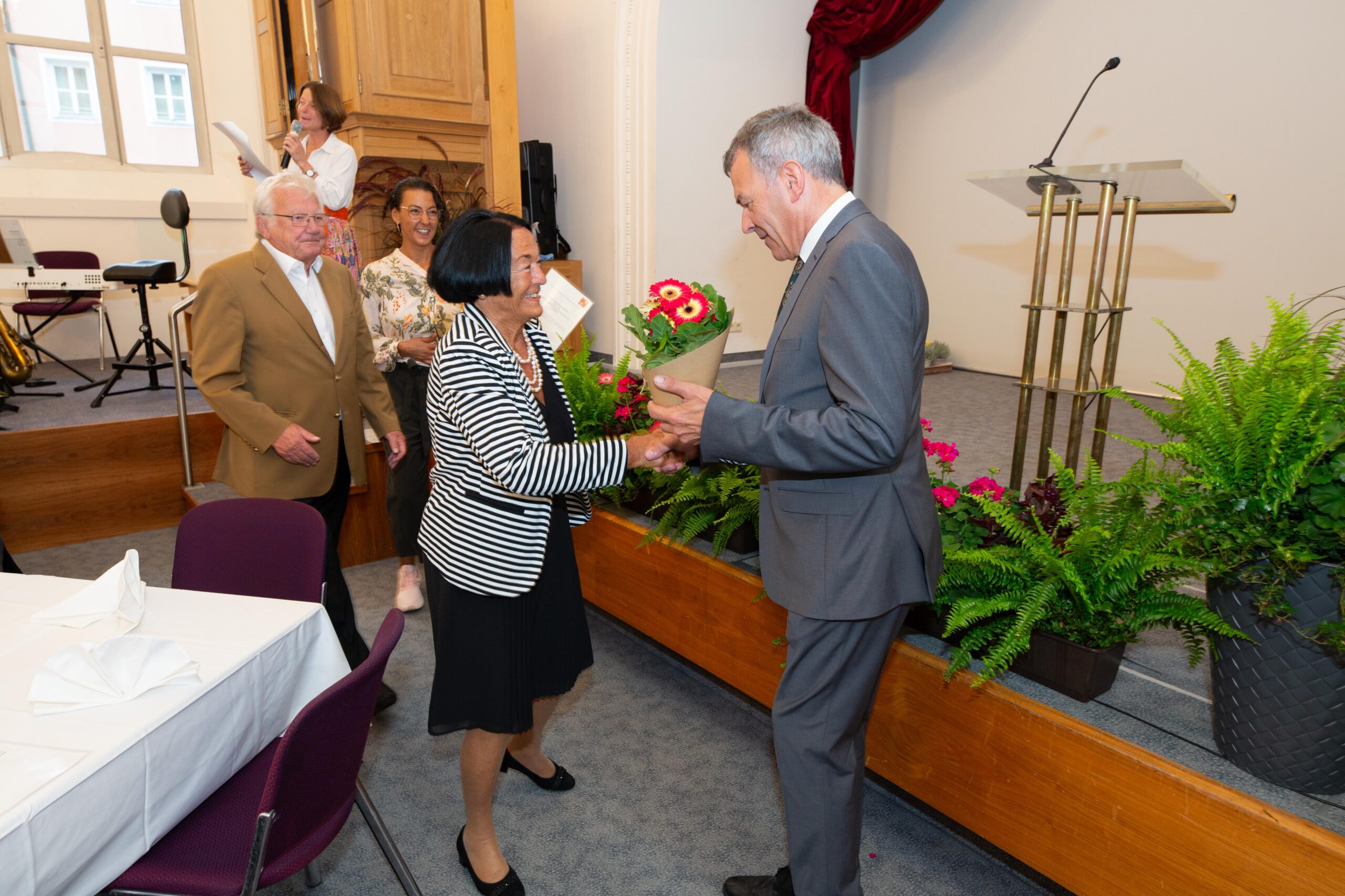 Bürgermeister Georg Willi ehrte kürzlich Innsbrucks Jubelhochzeitspaare. Zahlreiche Ehepaare, die ihre Goldene, Diamantene oder Eiserne Hochzeit hatten, fanden in den Ursulinensälen zusammen, um ihre jahrzehntelangen Bindungen gebührend und stimmungsvoll zu feiern.