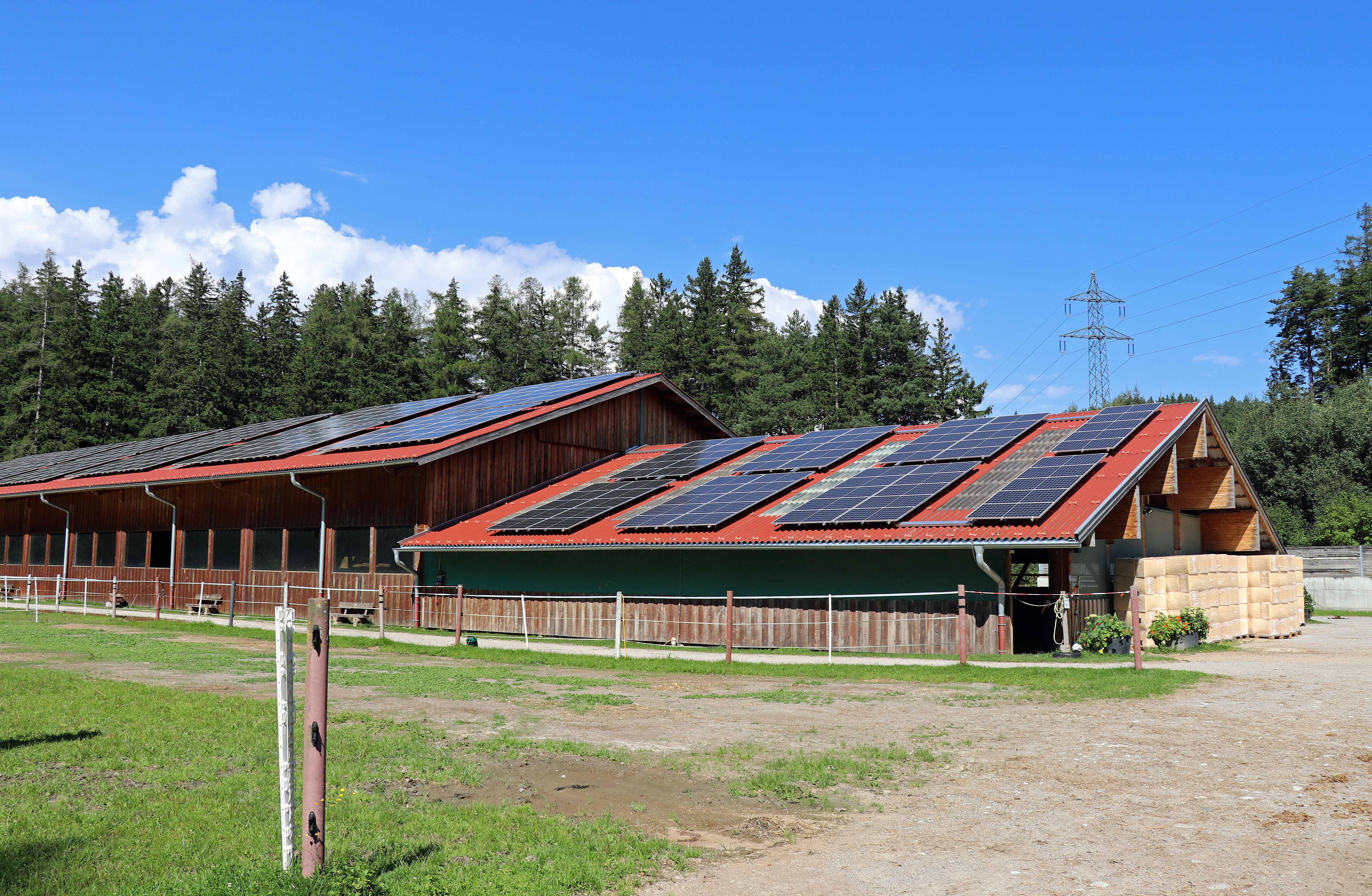 Das neue Sonnenkraftwerk Igls befindet sich am Dach des Reitsportzentrums Igls.